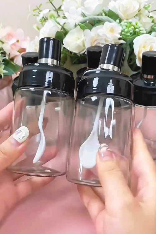 #调料瓶 #The seasoning bottle #glass Spice Jars #salt and pepper grinders  If you need to buy a seasoning bottle at home, you can try this spoon equipped seasoning bottle. It can store various seasonings and comes with a spoon, making your cooking more convenient and fast. Glass bottle material, easy to clean #居家好物 #tiktok #瓶子 #调味瓶 #seasoning bottle