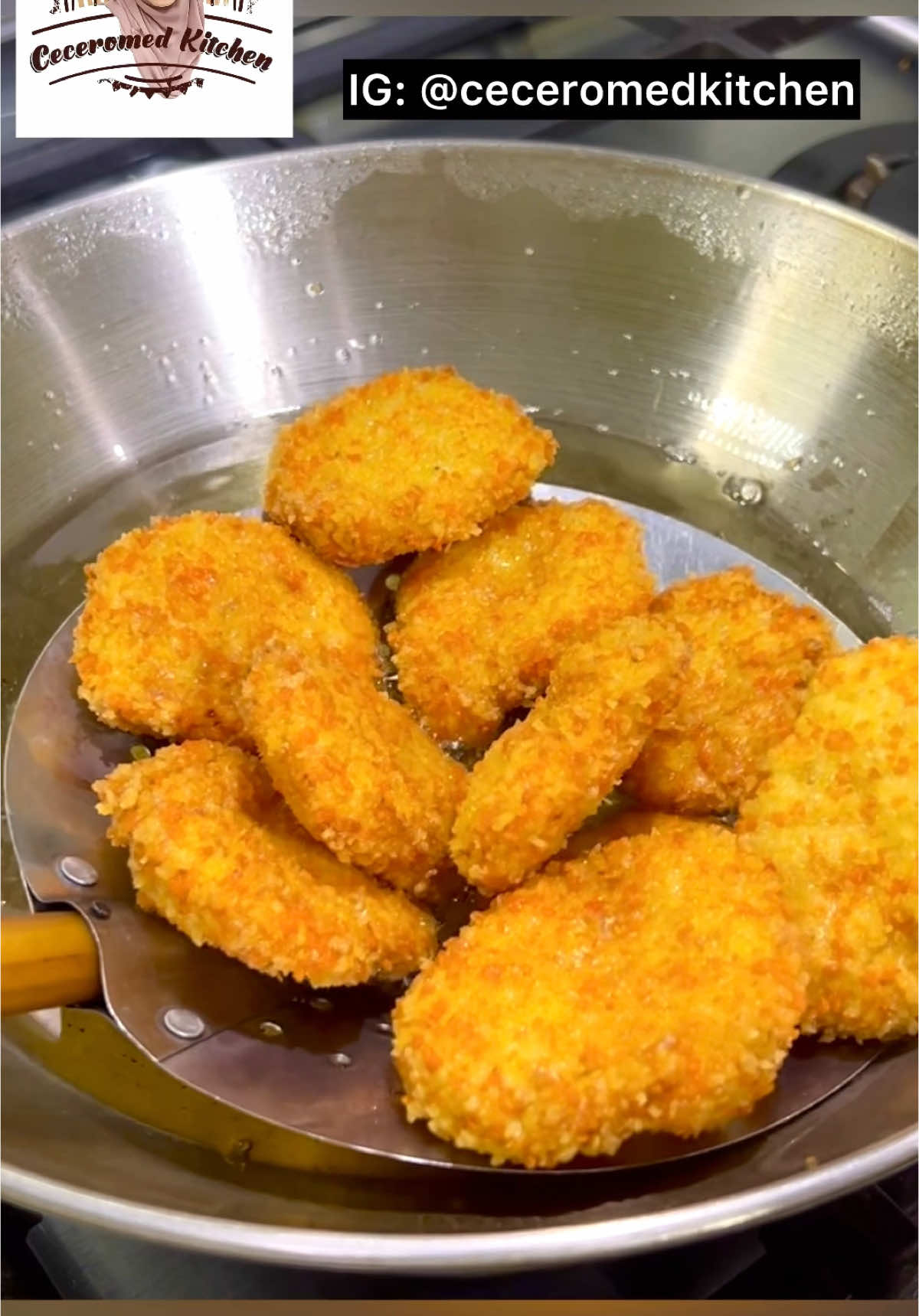 Ini dia nugget ayam yg lebih enak dari bikinan pabrik. Resep nugget tersatset, nggak perlu kukus bisa langsung goreng. Bisa frozen juga. #nuggetayam #ResepCeceromed #ceceromedkitchen 