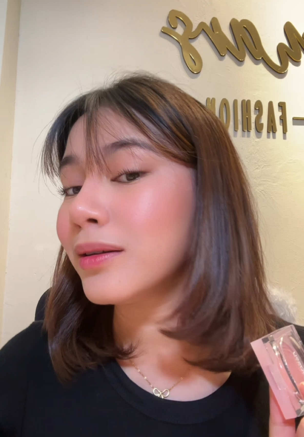 @Sismars౨ৎ ⬅️jan ko nabili mi!🤗 Ang ganda ng effect diba? napaka mura pero mukang mamahalin ang lapat!✨ #sassycolors #sassypowderblush #makeuptutorial #makeuprecos #foryou #fyp #sismars 