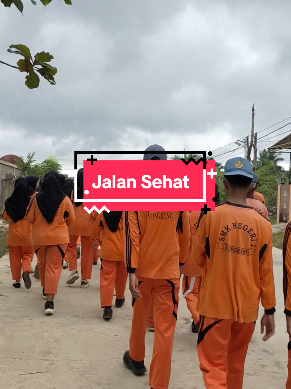 SMK Negeri 1 Kongbeng merupakan satu-satunya SMK Negeri di Kecamatan Kongbeng Kabupaten Kutai Timur, Provinsi Kalimantan Timur. Salah satu agenda rutin sekolah kami setiap hari jumat yaitu jumat sehat. Kami biasa melakukan kegiatan senam bersama atau jalan sehat dengan rute tertentu yang sudah ditentukan. Pada Jumat minggu ini, aktivitas kami adalah jalan sehat. Para guru dan murid berjalan bersama dengan antusias. Meskipun cuaca cukup mendung, namun tidak mengurangi semangat kami untuk melakukan aktivitas tersebut.  #smk #smkbisa #smkhebat #smkbisasmkhebat #sekolah  #Vlog  #todaystory #dayinmylife  #siswasmk #gurusmk #fypppp #jalansehat #kongbeng #kutaitimur #kalimantantimur #dinasprovinsikaltim 