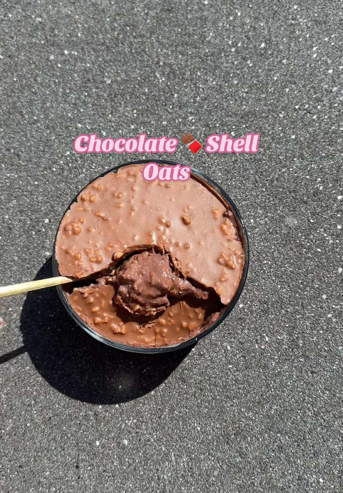 🍫 CHOCOLATE SHELL BOWL 🍫 ➡️ Folge mir @bylaraxx für mehr Rezepte, Tipps und Tricks für deine perfekte Diät ✨ 🩷   Mit Stern markierte Produkte sind von MORE NUTRTION maximal sparen mit Code „BYLARA“  ZUTATEN : 30g Schoki Proteinpudding * 25g total vegan fine milk chocolate 🍫 * 250 ml Wasser oder mandelmilch  5g Backkakao  Chunky Flavour Ultra Dark Chocolate 🍫 * 25g Haferflocken  ➡️ vermengen und in eine Bowl geben  Schoko Schicht : 12g Schokodrops fast zuckerfrei * 3g Öl  3g gehackte Nüsse 🥜  —- #schokolade #schokooats #haferflocken #haferflockenliebe #oatmeal #porridge #porridgebowl #kalorienarm #zuckerfrei #morenutrition #fitnessrezepte 