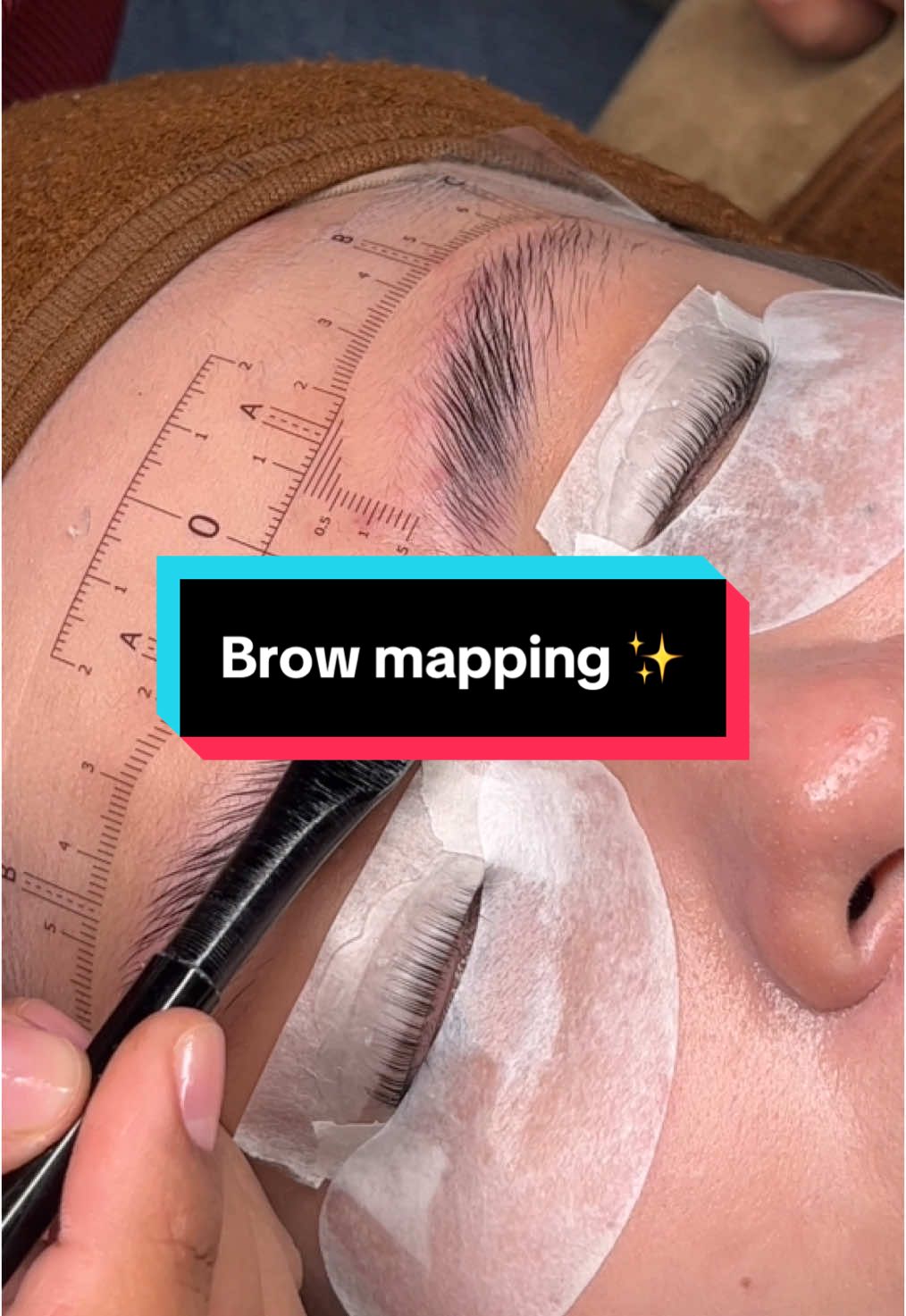 I have a few method of doing brow mapping, and this is one of it. Brow mapping enhances natural brow shape by achieving balance and symmetry. Every individual's brows have unique asymmetries, but with precise mapping techniques, we can illustrate an improved form without altering their natural beauty.  #fyp #foryoupage #blashbymie #blashandkalmie #lashliftkl #keratinlashliftandtint #signaturebrowsculpt #wudhufriendly #ladiesonly 