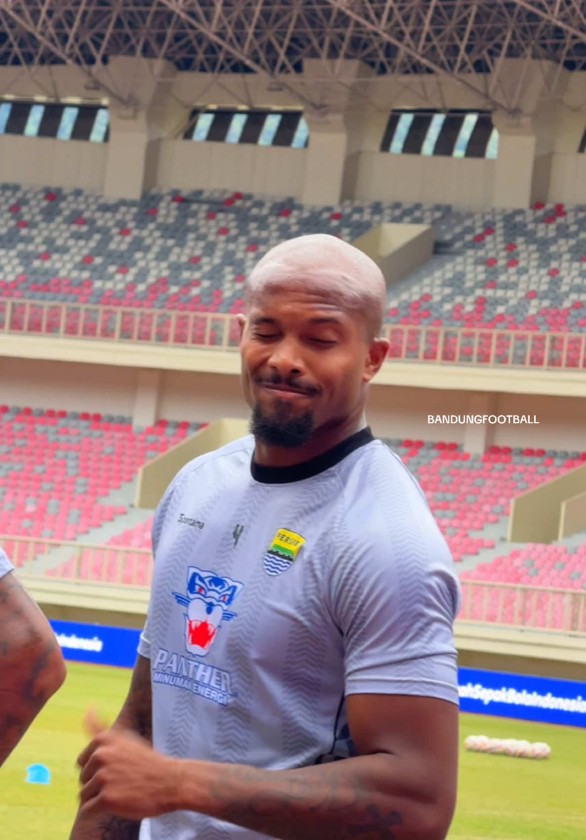 Official Training at Lukas Enembe Stadium 💫🏟️ Nampak pemain asing anyar Persib, Gervane Kastaneer sudah mengikuti official training sore ini. 👀🤪