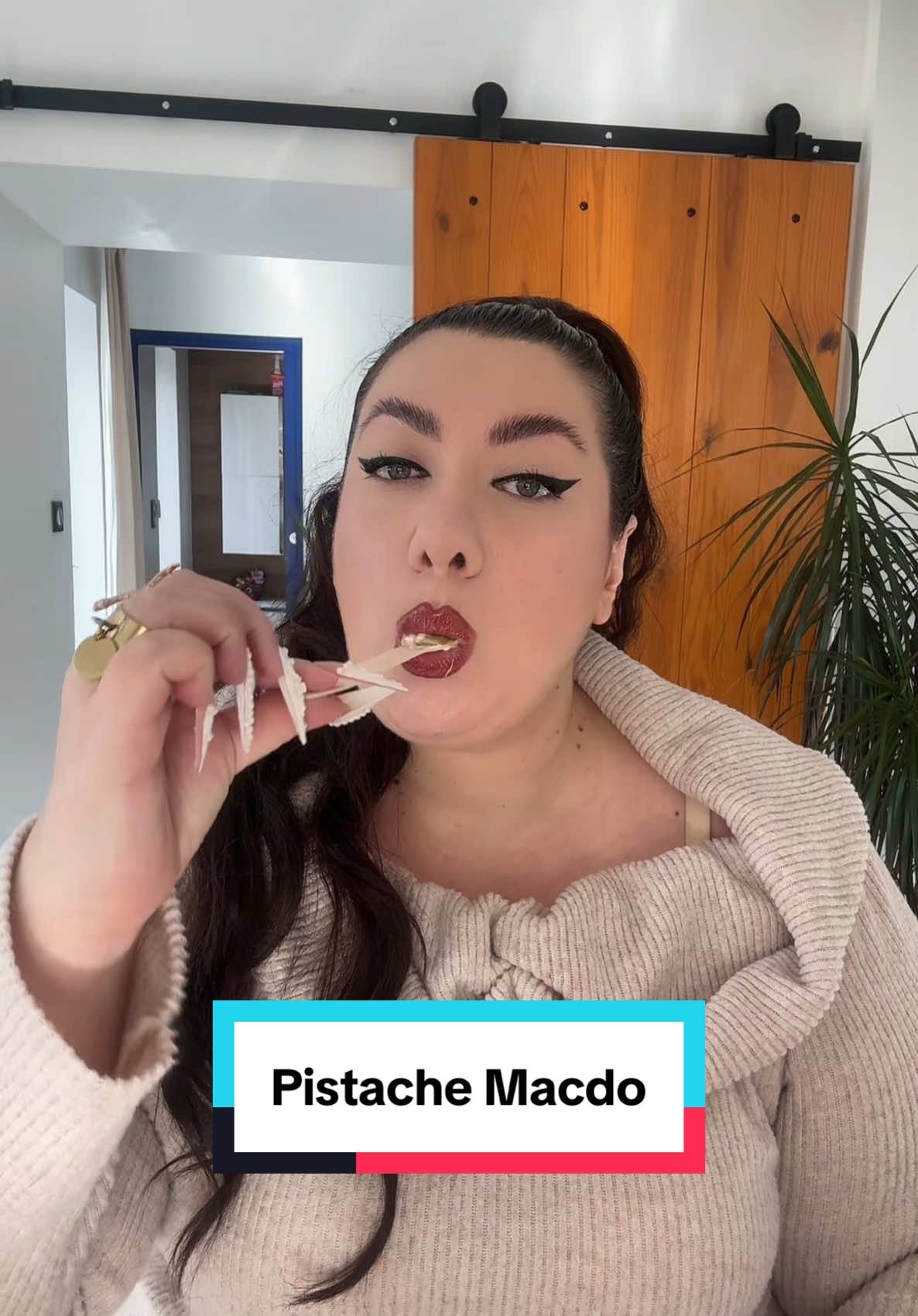 Le tendance de la pistache est arrivée jusqu’à @McDonald’s France , est-ce que vous avez goûté cette nouveauté 🍦? ##tiktokfood##pistacchio##pistache##macdo##pistacchiolovers