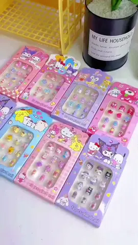 I finally found a nail sticker that is suitable for my daughter. It is easy to apply and remove without hurting the nail. My daughter likes it very much #nailstick #childrennailart #girlgift #kurominails 