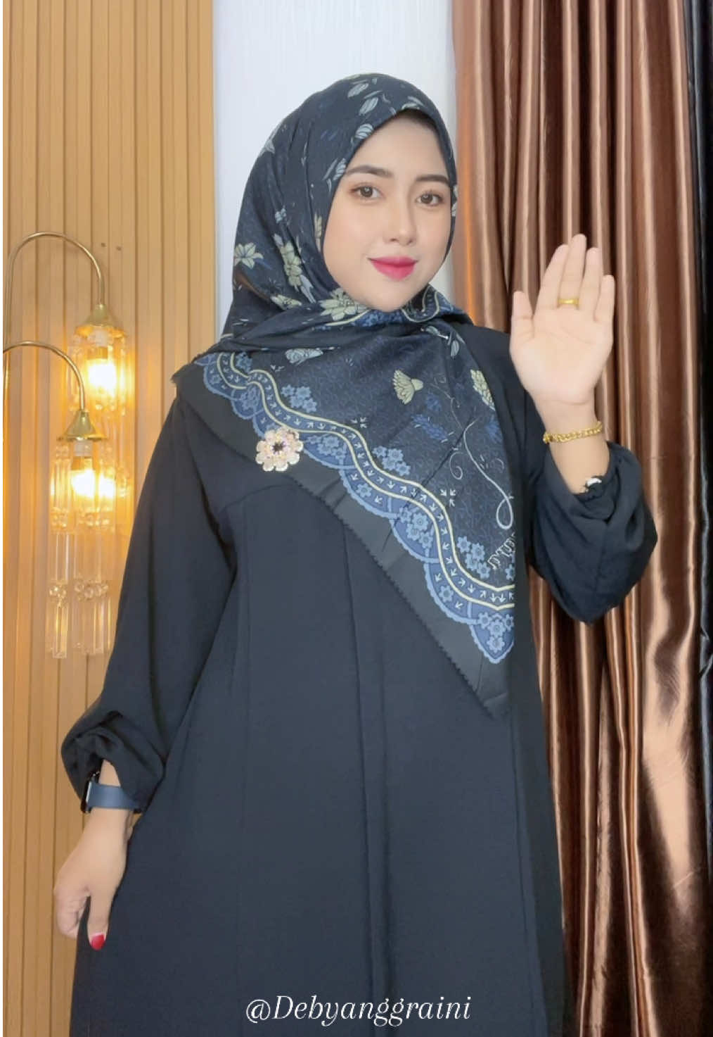 Cantik sekali gamis nya sudah satu set gamis + hijab dan bros 