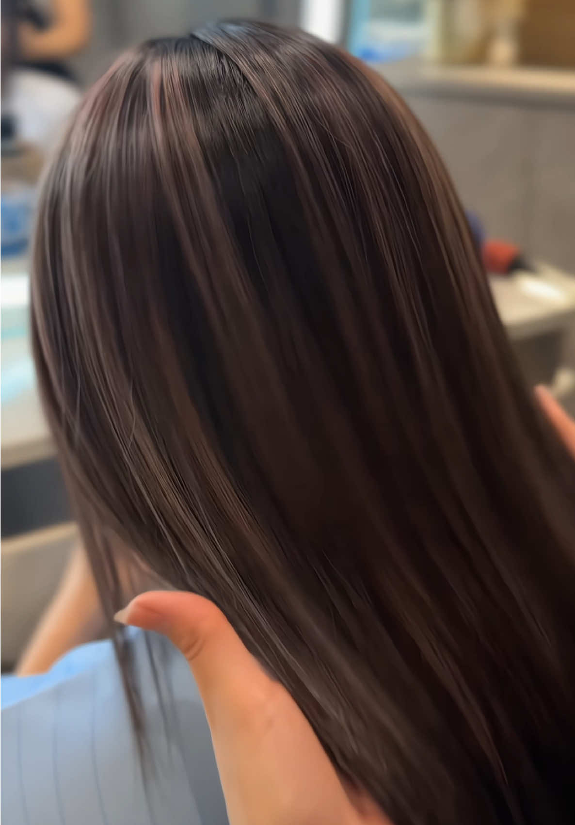 Cocoa Highlights 🤎 Book your slots early to pamper yourself for the festive season 🎊 Drop us a DM or contact us at 9389 6773 for enquires or appointment bookings. We hope to see you in our salon! 🌸 Our location:  Styles & Smiles Studio NTUC Income Tampines Junction 300 Tampines Avenue 5 #01-03 Singapore 529653 #tampinessalon #tampines #salon #hair #hairsalon #hairstyle #singaporesalon #hairstylist #hairinspo  #creative #highlights #ash #brown #chocolate #cocoa  #haircolor #bleach #haircut #treatment #hairtreatment #fyp #foryou #foryoupage 