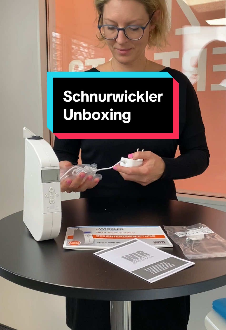 UNBOXING ✨ eWICKLER ✨ SCHNURWICKLER  Das findest du, wenn du einen Schnurwickler kaufst: ✅ Schnurwickler ✅ Netzteil ✅ Kleines Zubehör-Tütchen (mit Schrauben, Dübeln, Abdeckung für Rückseite und den Schnur-Adapter) ✅ Bedienungsanleitung Schreibe uns bei Fragen zum Produkt gerne eine DM ✍️, oder folge diesem Kanal 🧡 #wirelektronik #ewickler #akkuwickler #schnurwickler  #elektrischergurtwickler #unboxing #gurtwickler #sanierung #renovierung 