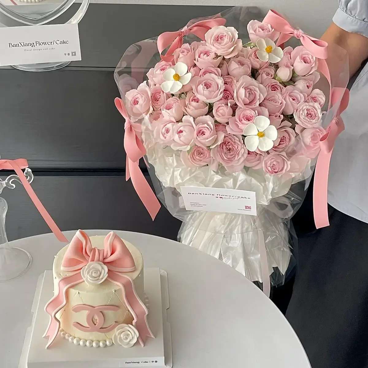Những mẫu bánh và hoa đẹp nhà em sưu tầm vì đam nê 😄 quý khách thích mẫu nào lưu hình ảnh lại rồi ib tiktok em nhen ♡ Nhà em có nhiều loại bánh kem:  có nước uống và hoa tặng sinh nhật ♡ đặc biệt giờ bánh gato plan và khúc bạch nhà em có làm nhanh trong ngày, khách cần nt em nhen♡ Khách cần đặt Bánh và Hoa nhớ đến Grab Mart Bánh và Hoa Một Người Thương nhen ^^ Nhà em có: 🍰Bánh Kem Bắp 🍰Bánh Kem Sữa Tươi 🍰Bánh Kem Sôcôla 🍰Bánh Kem Trà Xanh 🍰Bánh Kem Việt Quốc 🍰Bánh Kem Chanh Dây 🍰Bánh kem Khúc Bạch 🍰Bánh Mousse & Tiramisu 🍰BÁNH BÔNG LAN TRỨNG MUỐI SINH NHẬT 👉Đến Tiệm Bánh và Hoa Một Người Thương, mẫu mã đa dạng, menu phong phú từ bánh,  hoa, trà sữa, bida và các món ăn nhẹ nha khách yêu 👉Grabfood:tìm Bánh và Hoa Một Người Thương: giao nhanh trong 30p những mẫu có sẵn tại tiệm, không chọn mẫu được có mẫu nào lấy mẫu đó giúp shop Nếu đặt gấp lấy liền,Bánh và Hoa này shop mình chọn mẫu có sẵn cho bạn nhé. Shop sẽ ship hoả tốc những mẫu bánh và hoa có sẵn sau 30p đặt bánh Khách yêu nhé  👉Đặt Bánh và Hoa theo yêu cầu xin inbox tiktok shop để chốt đơn nha! Đặt bánh và hoa theo yêu cầu vui lòng đặt sớm giúp shop trước 24 -48 tiếng để shop có thời gian thực hiện ạ! #banhkemngon  #bohoadep #tiembanhbinhchanh  #tiembanhsaigon  #shipnhanh #tphcm  #shipnhanh #grabfood #banhngon #bakery #saigon #binhchanh #shophoatuoi #dathoaonline #shophoa