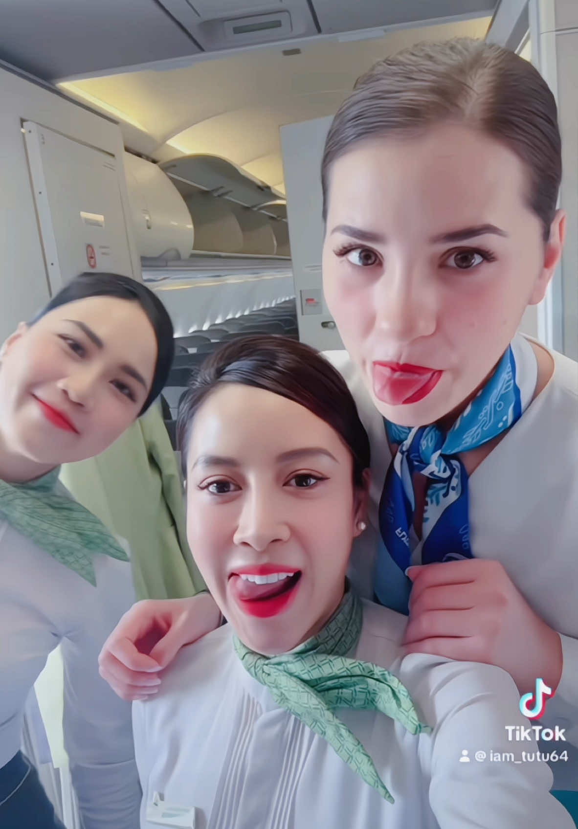 Lovely colleagues, positive energy, happy us happy flights ✈️🎋💚💙 #bambooairways #flyoneromania #bambooairwayscabincrews #Moldovacrews #flyonemoldova #tiếpviênhàngkhông #tiếpviênhàngkhôngviệtnam #crewlife #positivevibes #friendshipgoals 