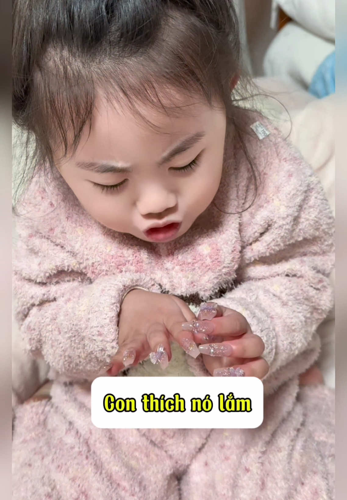 LiuLiu có bộ móng tay mới 💅 nhưng việc quan trọng nhất lại không làm được 😂 #liuliu #liuliutrungquoc #baby #babylove #embe #cutebaby #babiesoftiktok #xuhuong #fyp 