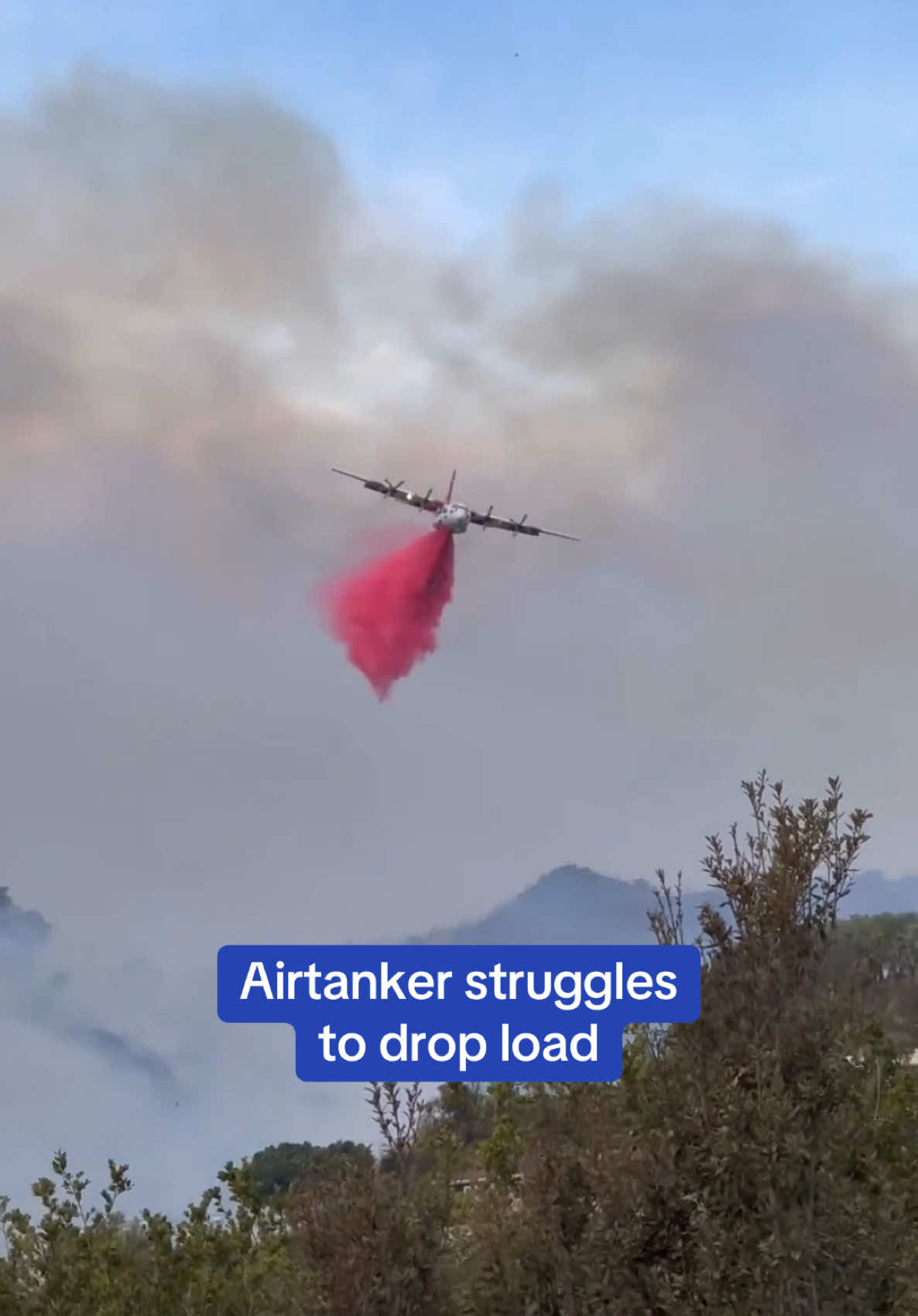 This is the moment a large airtanker was struggling to fly and drop fire retardant on the Pacific Palisades wildfire due to strong winds. 🎥 incelwizard14 #wildfire #LA #plane #airtanker 