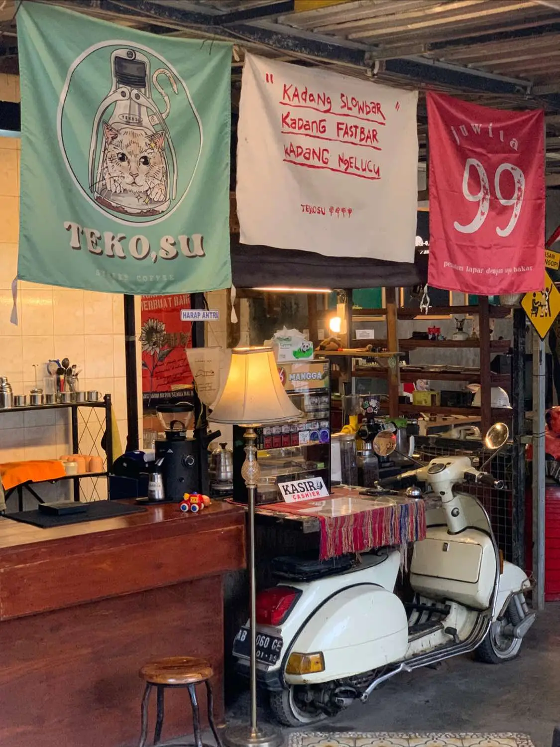 Hidden coffeshop skena yang satu ini ga boleh kelewatan sii, lokasinya deket jembatan merah gejayan. Tempatnya comfy dengan warm ambience banyak spot foto aesthetic, oiyaa pie susu mereka juga enakk 🤩🥰 #tekosucoffee #coffeeshopskena #coffeshopjogja #slowbar #slowbarjogja #jogjaplacetogo 
