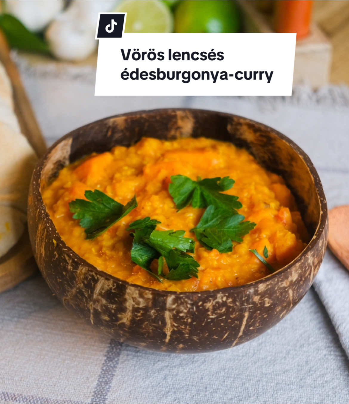 Vörös lencsés édesburgonya-curry Hozzávalók:  2 ek. olívaolaj 4 gerezd fokhagyma 1 ujjnyi gyömbér 2 db édesburgonya 400 g vörös lencse 1,5 l víz 240 g kockázott paradicsom (konzerv) 200 ml kókusztej 1 tk. mogyoróvaj fél lime leve Fűszerek:  ízlés szerint só ízlés szerint bors 0,5 tk. őrölt kömény 0,5 tk. chilipehely 2 tk. currypor Tálaláshoz:  • pita • petrezselyemzöld Elkészítés:  Az édesburgonyákat meghámozzuk és kicsi kockákra vágjuk. Egy lábosban felhevítjük az olívaolajat, és megpirítjuk rajta a passzírozott fokhagymát és a reszelt gyömbért. Ezután hozzáadjuk az édesburgonya-kockákat, és fűszerezzük sóval, borssal, curryporral, őrölt köménnyel és chilipehellyel. Kissé megpirítjuk, majd hozzáadjuk a vörös lencsét, darabolt paradicsomot és a hideg vizet. Lassú tűzön addig főzzük (körülbelül 40 perc), ameddig az édesburgonya és a vörös lencse is megpuhul. Végezetül fokozzuk az ízeket egy kevés mogyoróvajjal, lime levével, a krémes állagot pedig kókusztejjel érjük el. Petrezselyemzölddel és pitával tálaljuk. Előkészítési idő: 10 perc Elkészítési idő: 50 perc Adag: 4 fő #fyp #sobors #recept #mutimiteszel #veganuary