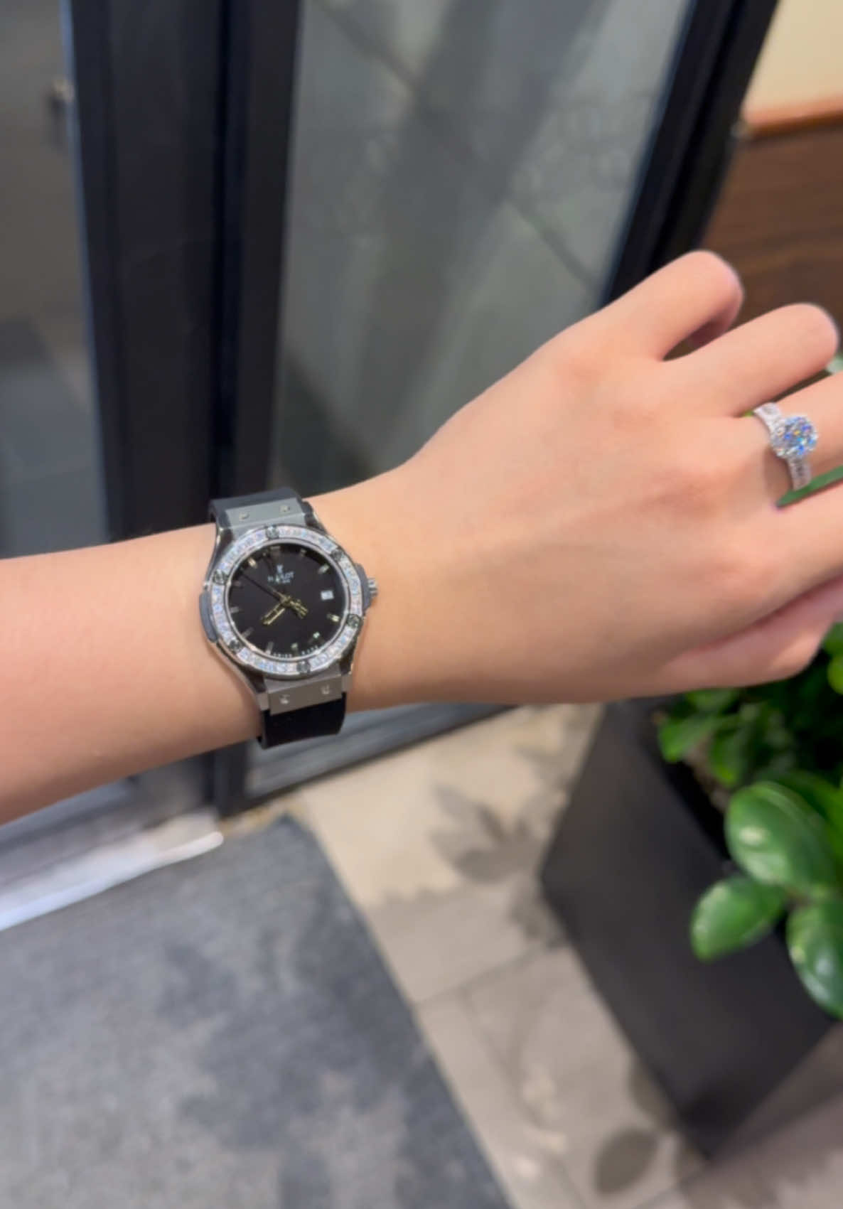 Mẫu HB đen lên tay xinh sang lắm mời các c iu 😘⌚️#donghonuxinh #donghonu #xuhuongtiktok2024 #luxurywatch 