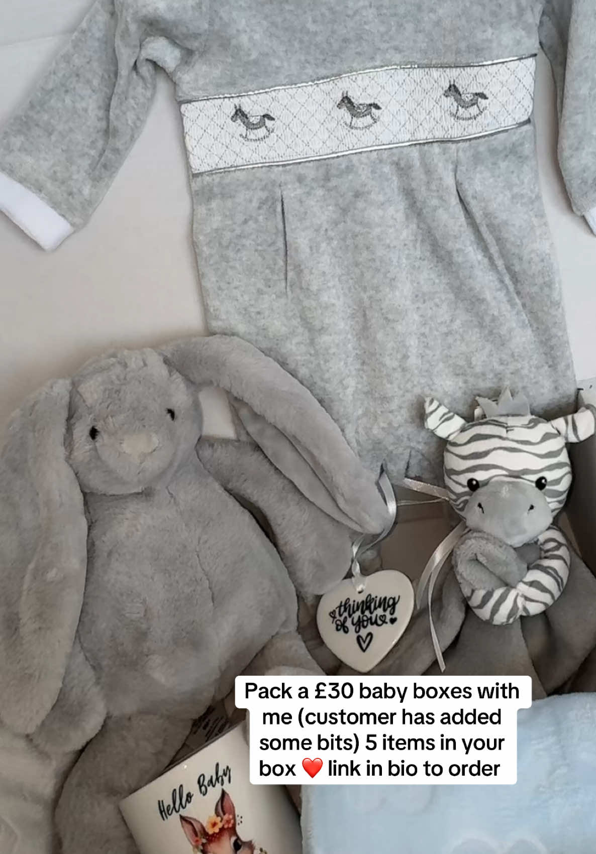 Pack a £30 unisex baby box with me (customer has added some bits) 5 items in your box ❤️ link in bio to order 🫶 limited stock #fyp #personalisedgifts #viralvideos #mysterybundles #babygiftbox #unisexclothing 