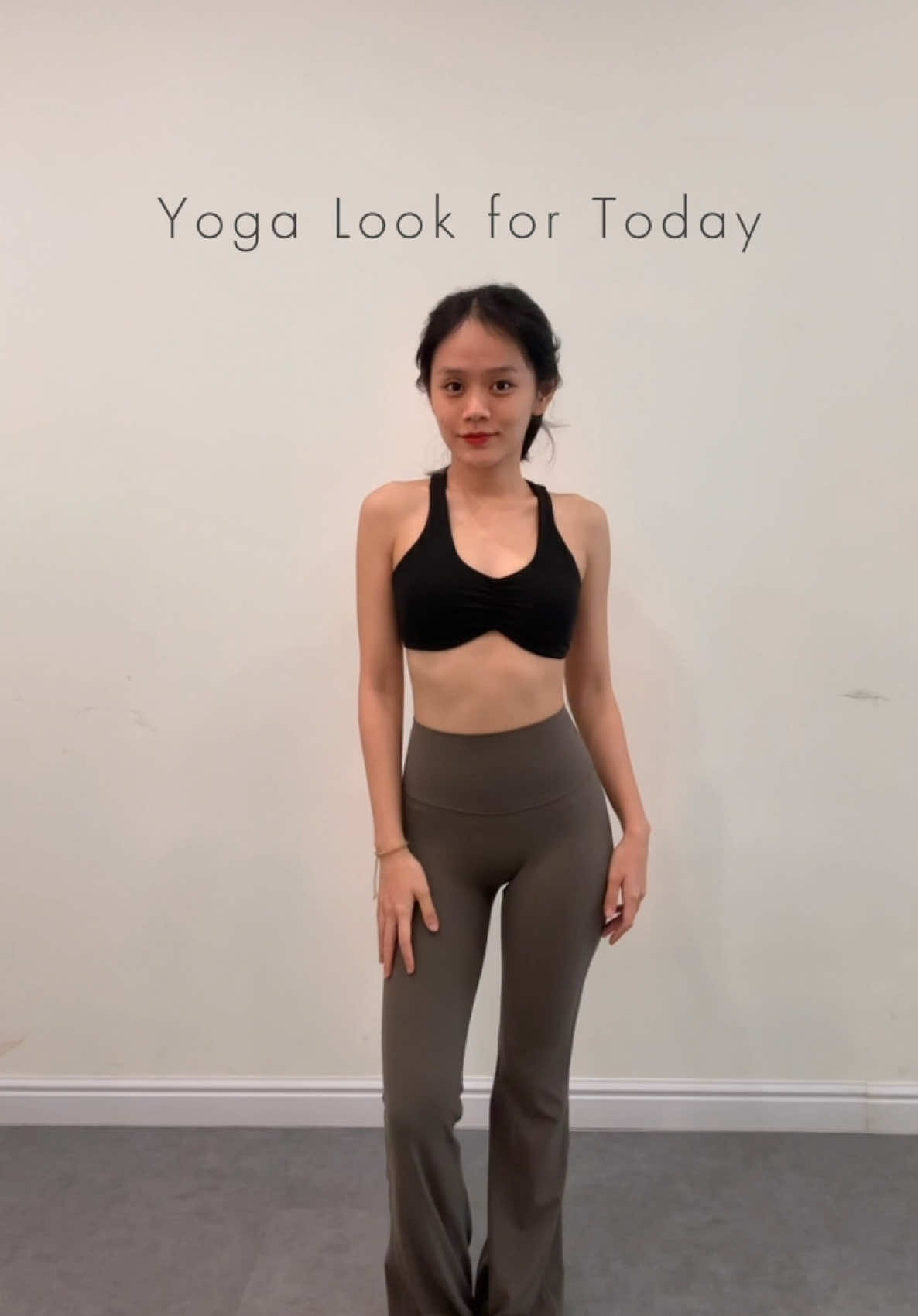 Serving calm and cute vibes today 🧘‍♀️🤍 #yogaoutfit #activewear 