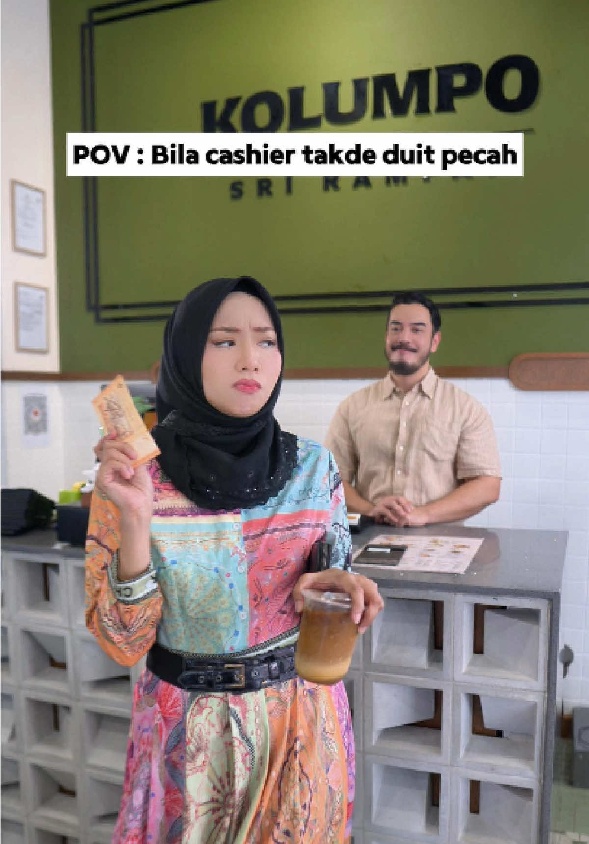 Di Kolumpo Kopitiam, macam-macam ragam pelanggan... ada yang datang makan, ada yang datang lepak, dan errr... ada yang datang tukar duit kecik! Ingat kedai kopi ni Bank Negara ke? 😝🤡 #KolumpoKopitiam #RagamPelanggan #TukarDuitSambilMinumKopi