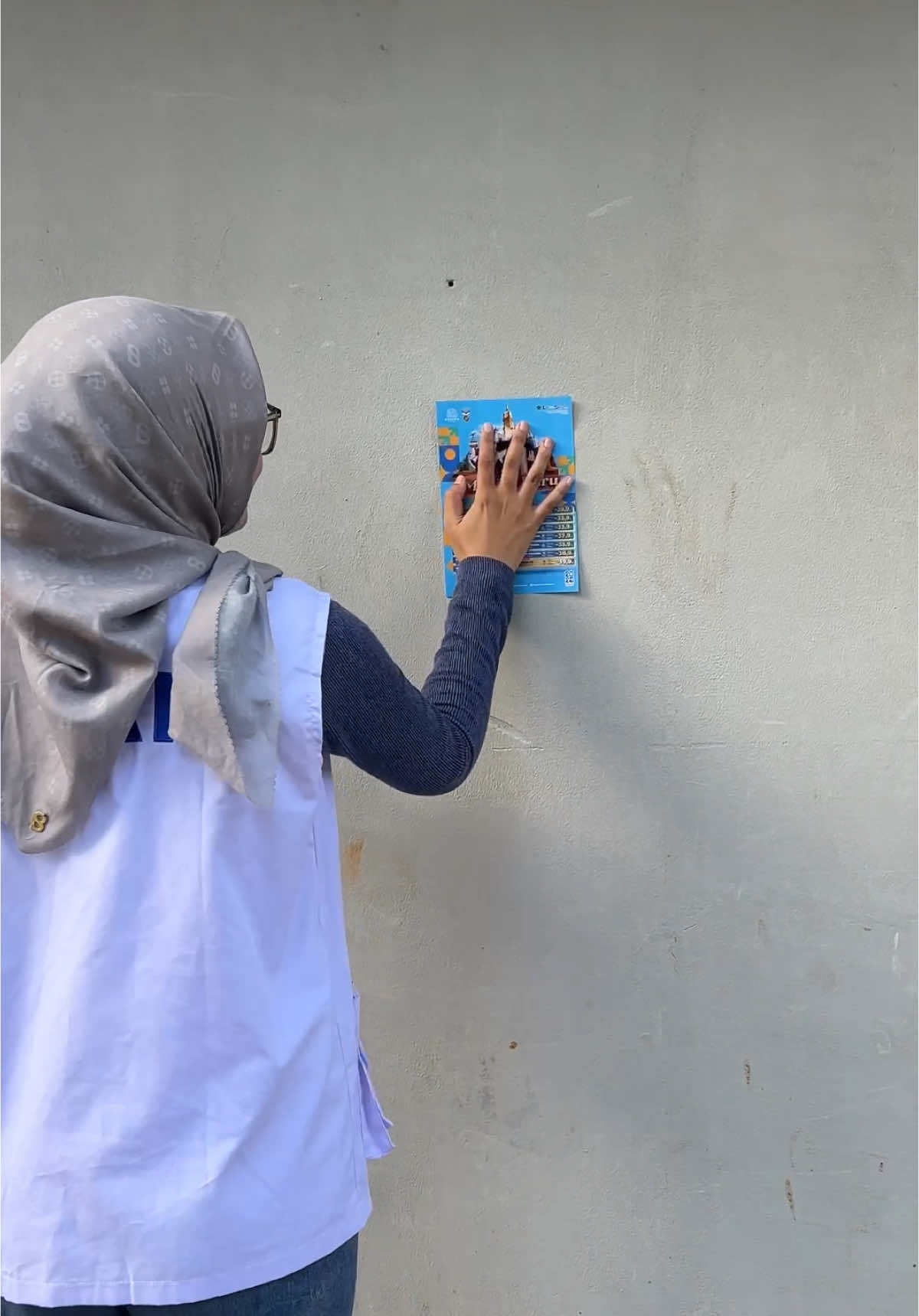 cuma ngebenerin poster di jalan aja🥰🥰 #mashaallahtabarakallah #travelumroh #umroh #infoumroh #umroh2024 #millenials #genz #fypシ゚ 