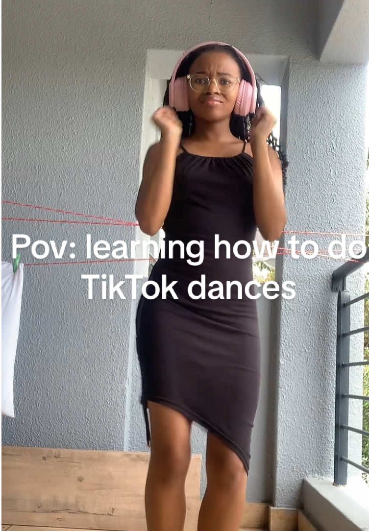 On today’s episode of learning how to dance infront of the camera because in my head I can 😂  #trendingvideo #tiktoksound #fyp #viral_video #relebogilehans #fyp 