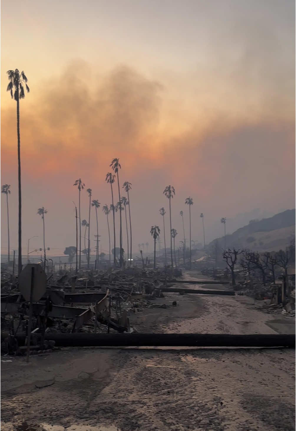 Hollywood Fires 🔥🇺🇸 update 10th jan - Part2 the aftermath.                        ##wildfire #news #breakingnews #2025 #hollywood #laonfire #naturaldisaster #windstorm #lawildfire #aftermath #fireaftermath #today #usa🇺🇸 