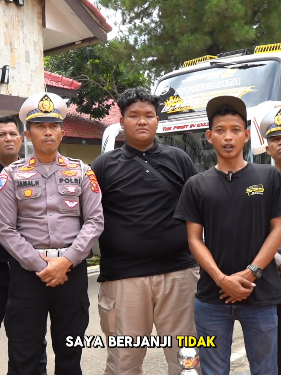 Klarifikasi dan Tindakan Tegas Polres Purwakarta Terkait Bus Melawan Arah di Jembatan Sasak Beusi Pada hari Jumat, 10 Januari 2025, pukul 10:00 WIB, Polres Purwakarta mengundang pengemudi dan perwakilan Perusahaan Otobus (PO) terkait insiden sebuah bus yang melawan arah di Jembatan Sasak Beusi, Purwakarta. Kejadian ini sebelumnya sempat viral di media sosial setelah diunggah oleh salah satu pengguna. Dalam pertemuan tersebut, Polres Purwakarta mengadakan klarifikasi untuk mengetahui kronologi dan alasan pelanggaran lalu lintas tersebut. Sebagai bentuk penegakan hukum, pihak kepolisian memberikan sanksi berupa tilang kepada pengemudi bus yang bersangkutan. Kapolres Purwakarta melalui Kasi Humas Polres Purwakarta AKP Enjang Sukandi, S.H.  mengimbau masyarakat, termasuk pengguna media sosial, untuk lebih bijak dalam menyampaikan informasi. Diharapkan setiap konten yang diunggah tidak hanya bertujuan untuk viral, tetapi juga mempertimbangkan dampaknya bagi semua pihak. Polres Purwakarta mengingatkan masyarakat agar selalu melaporkan gangguan keamanan atau kejahatan yang ditemukan. Layanan dapat diakses melalui Call Centre 110 (bebas pulsa) atau melalui WhatsApp di nomor 0812-8761-7211 atau 0819-4535-1855. Mari bersama-sama menjaga keselamatan di jalan dan lingkungan yang kondusif. #polripresisi #divisihumaspolri #humaspoldajabar #humaspolrespurwakarta #polrespurwakarta #purwakarta 