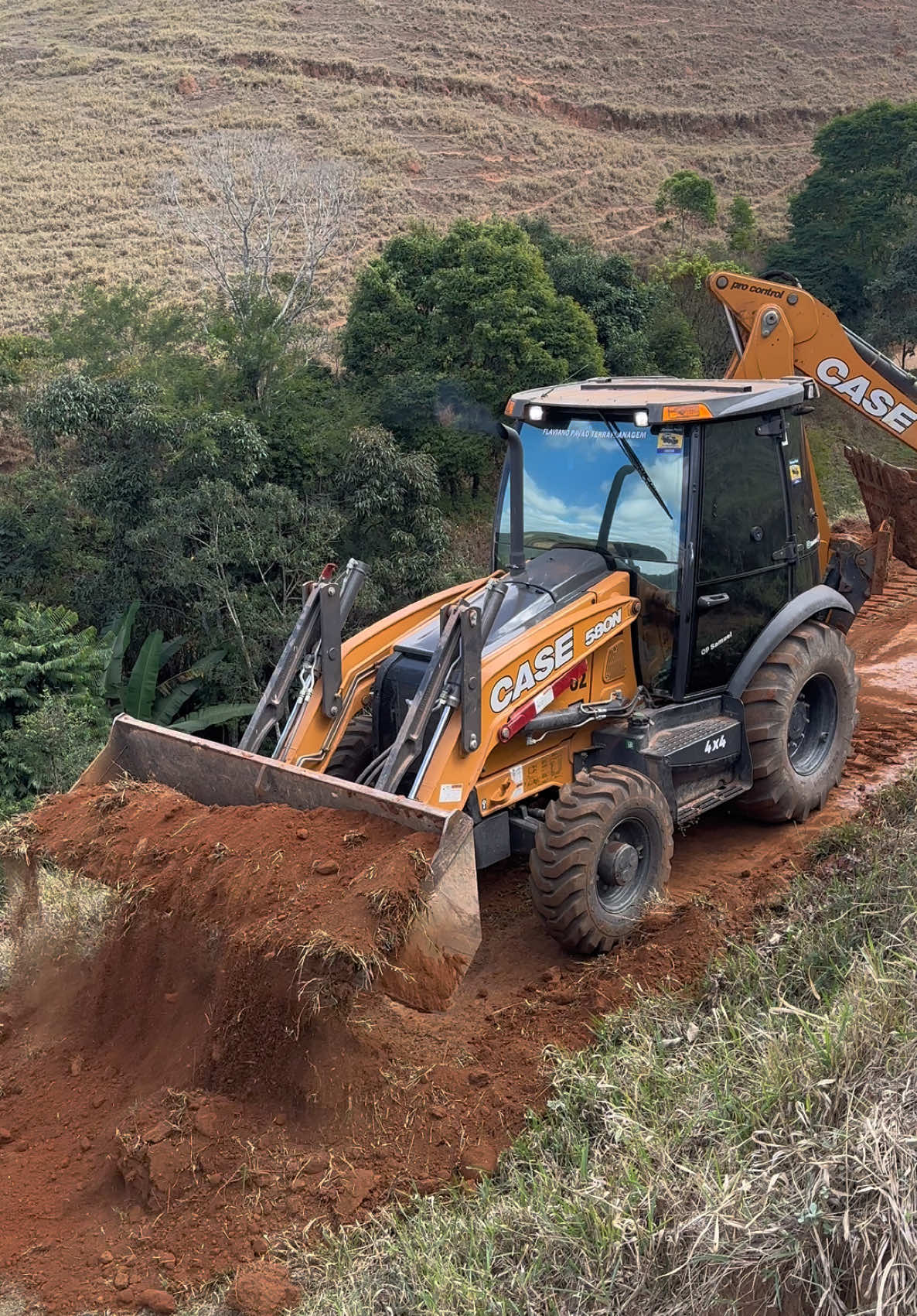 Abrindo estrada..🚜🚀🫡🙏🏻#maquinaspesadas🚜❤🔥 #monetizartiktok #🚜🚜🚜💯💯👍 #terraplanagem #viraliza #maquinaspesadas #case580n #viralizarnotiktok 