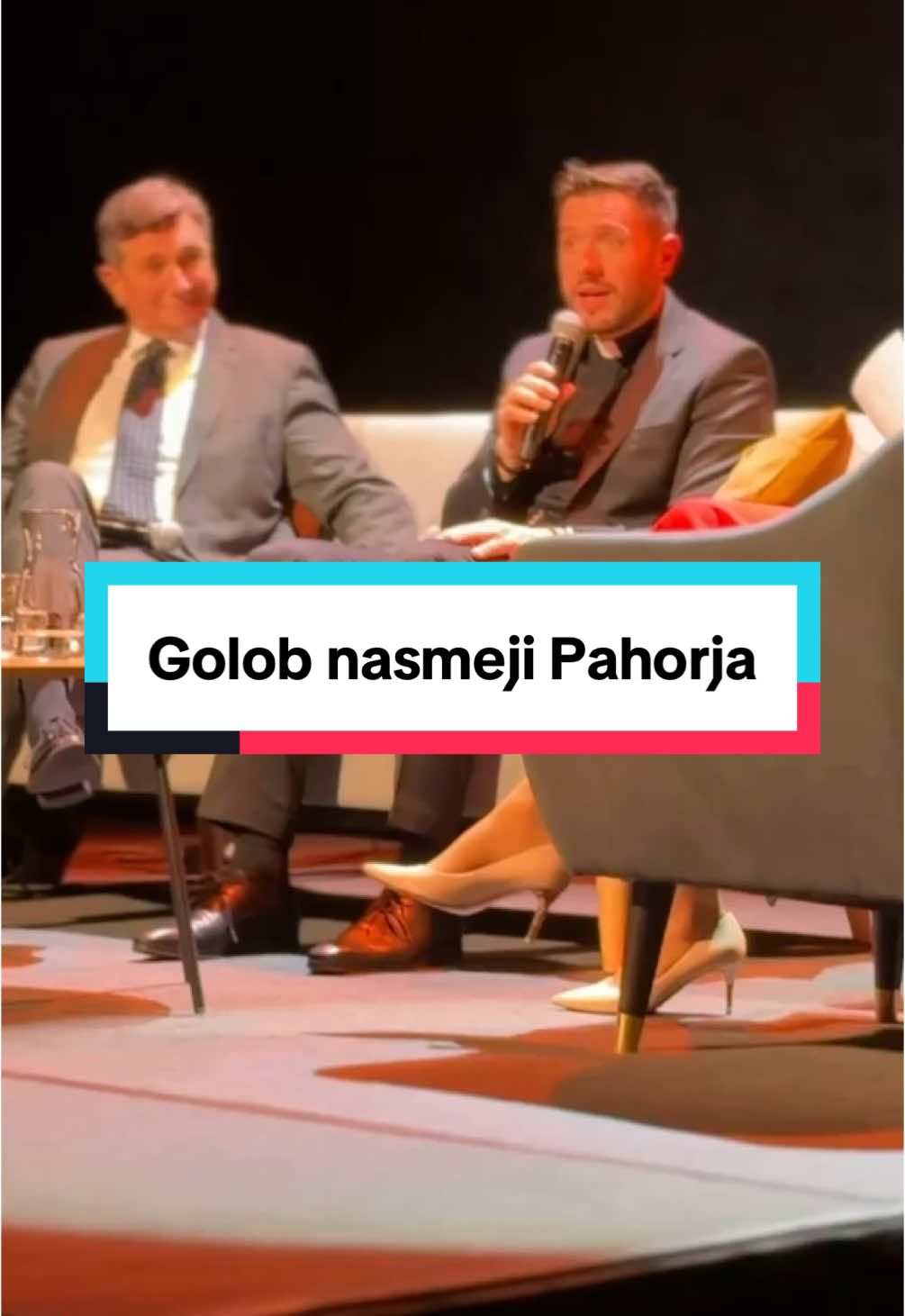 Takole je v razprodani Festivalni dvorani na dobrodelnem večeru Založbe Družina Martin Golob do solz nasmejal nekdanjega predsednika Boruta Pahorja ... 😅 @Martin Golob 