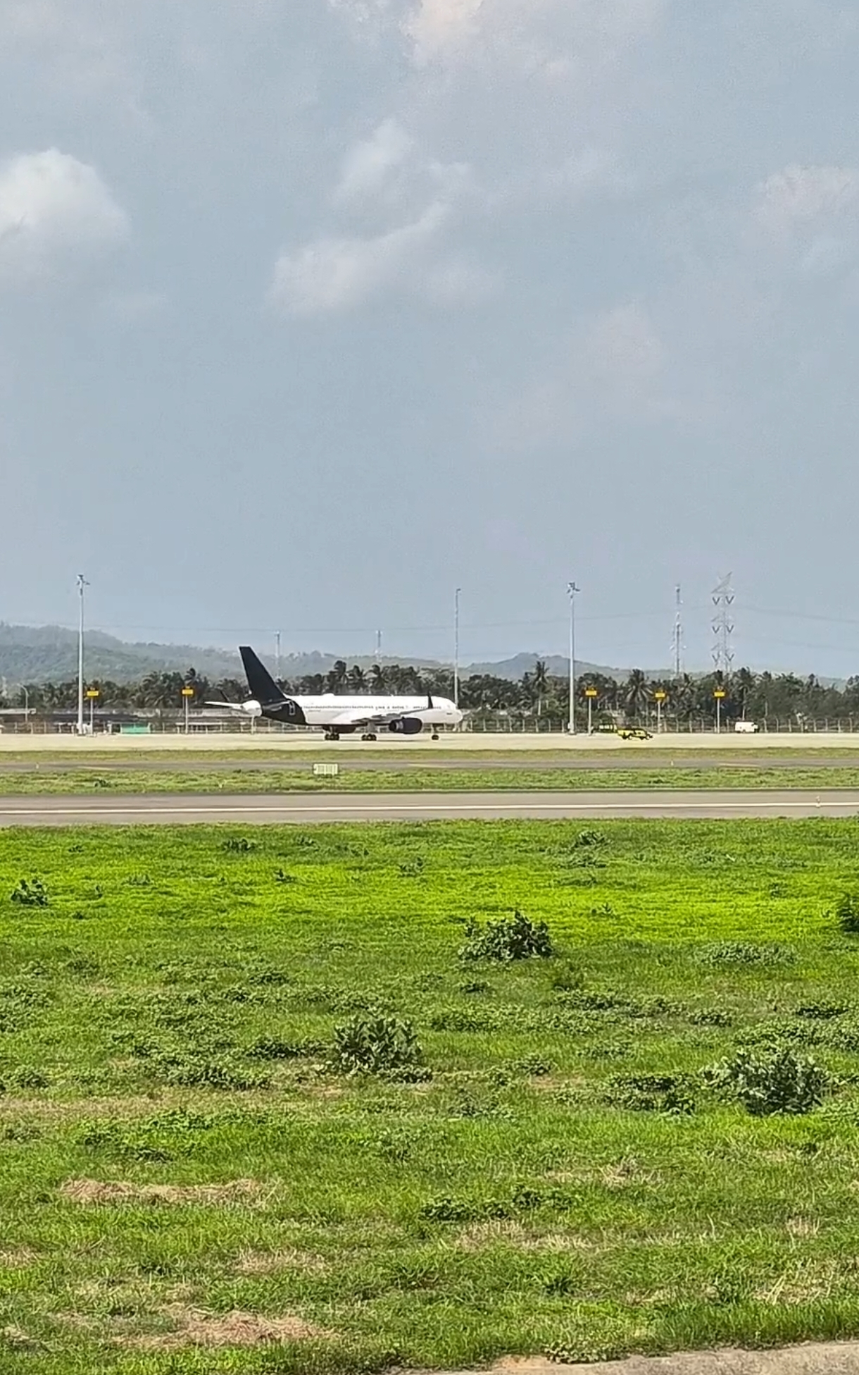 Woilah .  .  .  .  #plane #planespotting #planespotter #planespotters #yia #yogyakartainternationalairport #boeing #boeing757 #aviation #aviationlovers #aviationdaily #aviationlife #aviationtiktok #aviationgeek #fyp #fypage #fyppppppppppppppppppppppp #fypシ゚ #jogja24jam #jogjaistimewa 