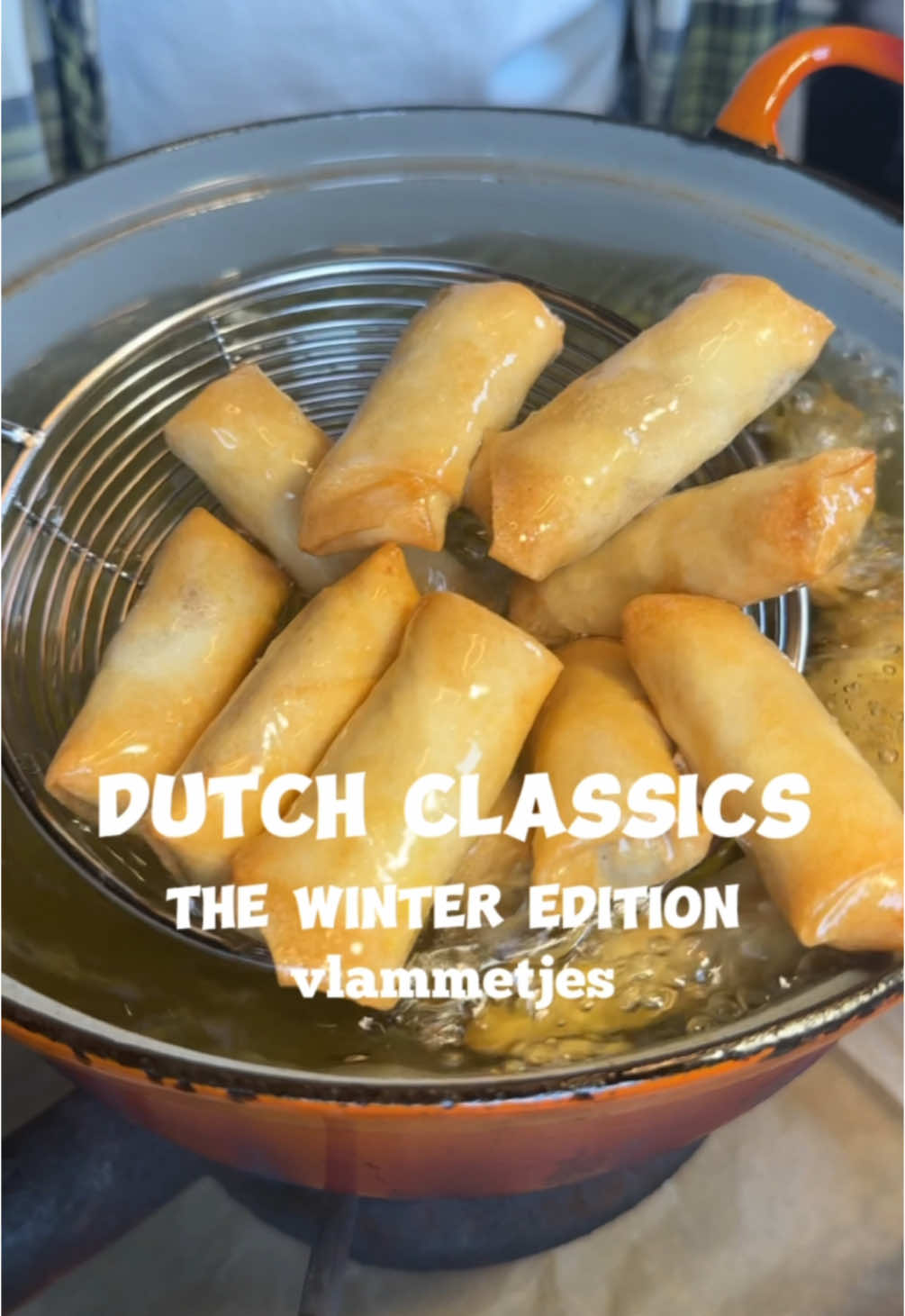 Dutch Classics | aflevering 14 | vlammetjes Welkom bij Dutch Classics de winter editie! Vandaag maken we vlammetjes met sweet chili saus! ingrediënten: - 500 gram rundergehakt - 2 uien - 4 teentjes knoflook - 3 el sambal/sriracha - 1-2 el kecap manis - 50 dumpling wrappers  - 2-4 rode chilipepers - 1 el ketoembar/koriander - 1 el peper - Paar el chilisaus - 1 el maizena + 1 el water 1. Snijd de knoflook, ui en rode chilipeper fijn.  2. Bak ze een paar minuten in een pan met olie voordat je het rundergehakt toevoegt. 3. Wanneer het bijna gaar is, breng het op smaak met de ketoembar, sambal, kecap manis, zout en peper naar smaak.  4. Leg het op een dumplingvel maak de randen nat en vouw een rand eroverheen. Vouw de zijkanten naar binnen. optioneel; bestrijk met ei en rol het op.  5. Frituur het op 180 graden Celsius of 350 graden Fahrenheit gedurende 3-4 minuten Of  5. Leg het op een bakplaat met bakpapier en bak het 10-12 minuten op 220 graden Celsius of 430 graden Fahrenheit of airfryer Sweet chilisaus - 250 ml water - 200 gram suiker - 80 gram azijn - 1 tl vissaus - 2 teentjes knoflook - 2 cm gember - 1 rode chilipeper - 1-2 el paprika poeder - 75 gram chilivlokken - Zout - 2 el maizena + 2 el water 1. Doe alle ingrediënten in een pan, behalve het maizena-papje. Laat het een paar minuten koken. 2. Roer na 5 minuten het maizena-papje erdoor om het dikker te maken. Haal het van het vuur en laat het afkoelen in een pot #lekker #lekkereten #eten #recept #twistedchef #dutchclassics #dutchfood #snack #snackbar #vlammetjes #loempia 