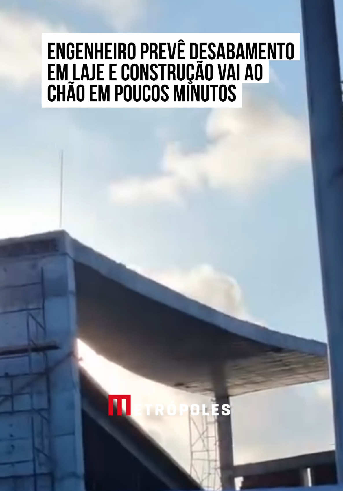 Em #JoãoPessoa (PB), o engenheiro Daniel Monteiro conseguiu feito único ao gravar laje da capital paraíbana. Durante inspeção, o profissional avaliou que uma construção não ficaria em pé e após a previsão, a instalação desabou em poucos minutos diante dos olhos do engenheiro. O momento foi capturado pelo próprio profissional e o vídeo viralizou na região. A constatação aconteceu após ouvir barulhos incomuns que estavam saindo das vigas da laje. Quando se aproximou, percebeu fissuras críticas e pontos de ruptura, que fariam a laje ceder a qualquer momento. 