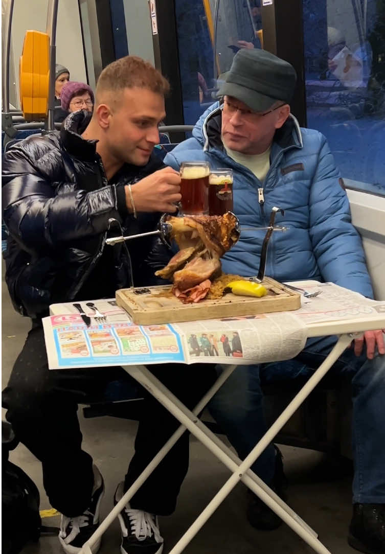 You need to know how to make new friends the right way😂🍻#TravelingTable 