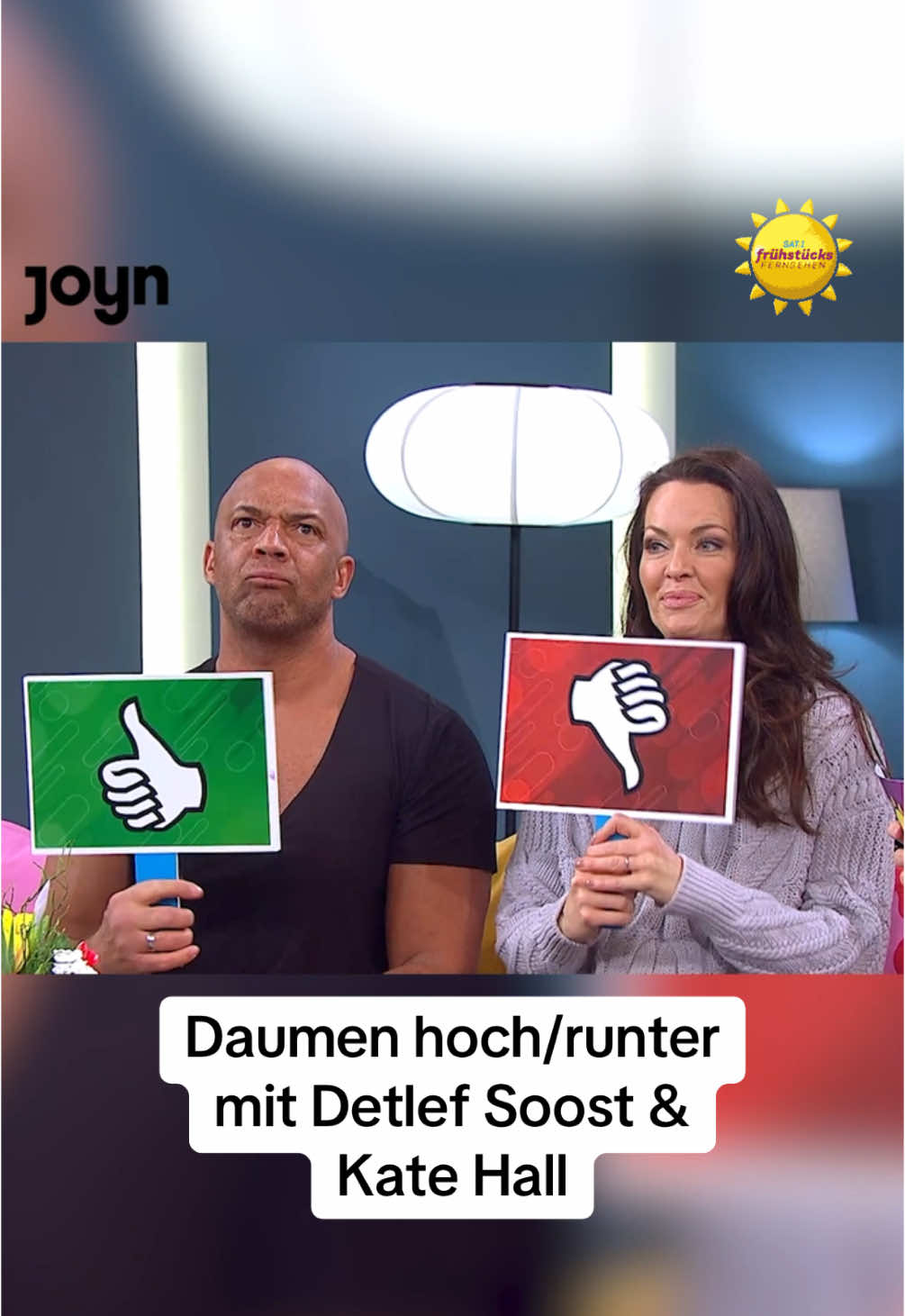 Wer hat den ersten Schritt gemacht und wer hat in der Beziehung die Hosen an? Diese und noch mehr Fragen haben Detlef Soost und Kate Hall heute auf unserer Couch beantwortet. So viel können wir schon mal verraten: es ging drunter und drüber!🙈 Mehr vom Interview gibt‘s bei @Joyn!😉 #ffs #sat1 #sat1ffs #frühstücksfernsehen #sat1frühstücksfernsehen #detlefsoost #katehall 