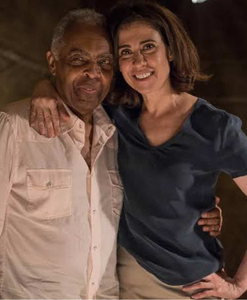 O mundo sempre esteve para acabar, Nanda! 🎞️ Amigos, sons e palavras O mundo precisa se feminilizar”. Gilberto Gil recebe Fernanda Torres em bate-papo sobre a relação atual do mundo com as mulheres. Direção: @leticia.muhana  Disponível: Globoplay / Canal Brasil #fernandatorres #fernandamontenegro #gilbertogil 