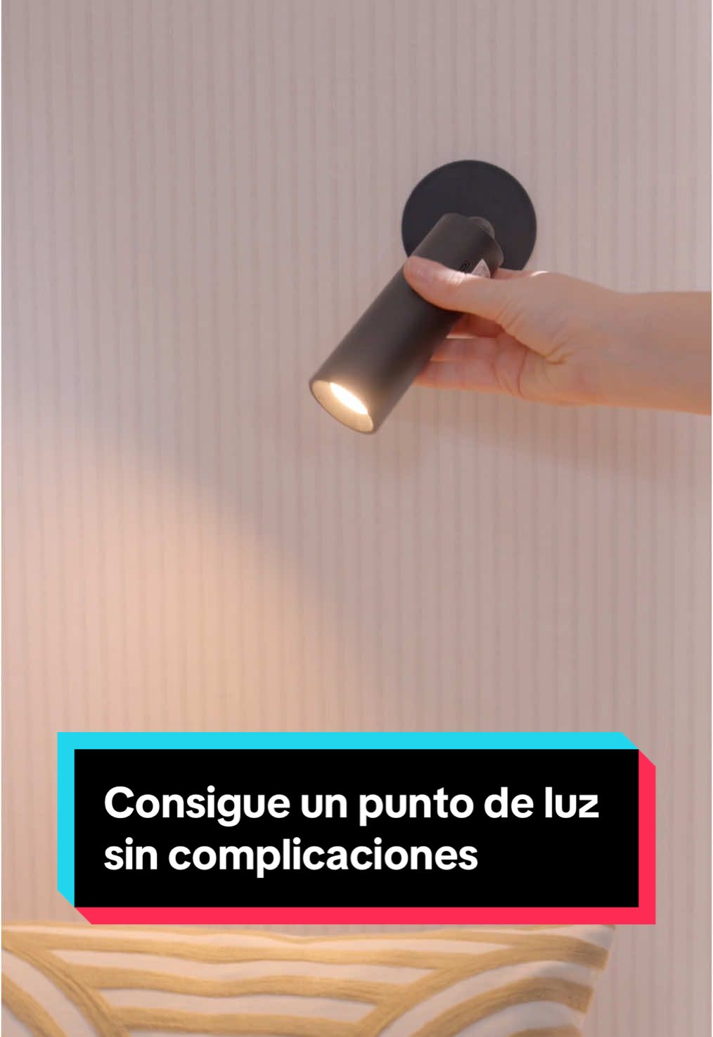 Consigue un punto de luz en casa sin necesidad de enchufe ni complicaciones 💡 ✅ Ref. 89742529 - Aplique a batería Indoor tubo negro intensidad luz regulable 300 lm #MisIdeasLeroyMerlin #Aplique #Luz #Iluminación #Decoración