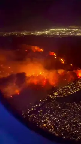 Video from the window of a plane shows the fires burning in Los Angeles #ProtectTheWorld. #losangeles #citizen #lafires #losangeleswildfire #brentwood #pacificpalisades #safety #fire