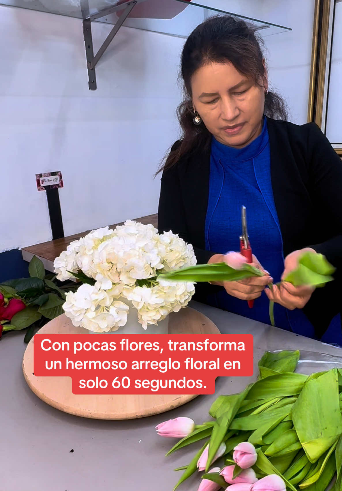 With just a few flowers, create a beautiful floral arrangement in only 60 seconds! #floraldesign #diyflowers #quicktutorial #arreglofloral #tutorial  #fy #titosflowers #chicago #SmallBusiness 