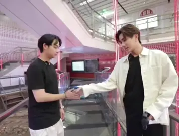 ini mereka lucu banget 😆🤏 @Chimon Wachirawit #chimon #perthchimon #dangerousromance #solcute #perthchimonedit #chimonwachirawit #thaienthu #raikantopeni #karam #perthchimonmoment 