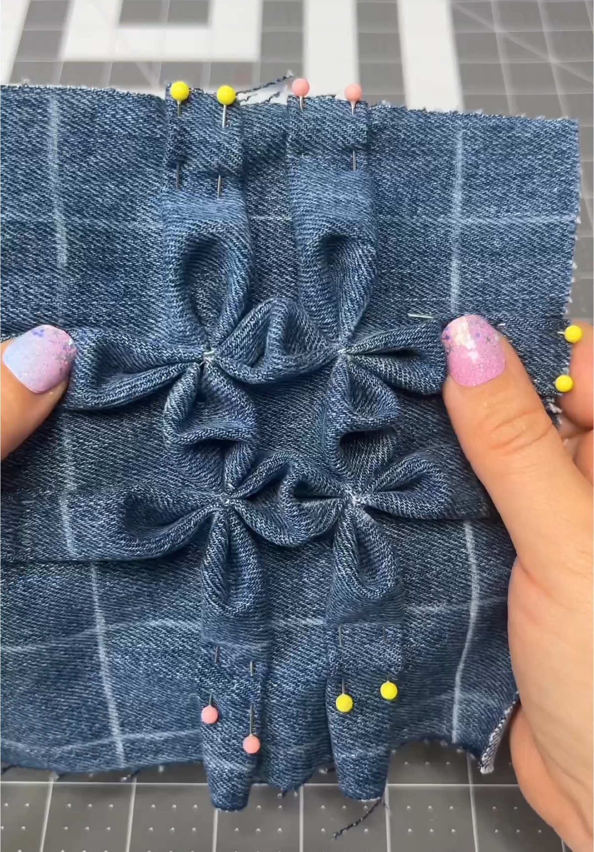 ✨How to Create a Fabric Texture with Smocking Stitch✨ #sewingtiktok #diyer #costura #sewinghacks #hacks #lifehacks #costurafacil #howtosew #costuracreativa #costuraparaprincipiantes #tips #tipsandtricks #coser #howto #craft #sew #sewingtutorial 