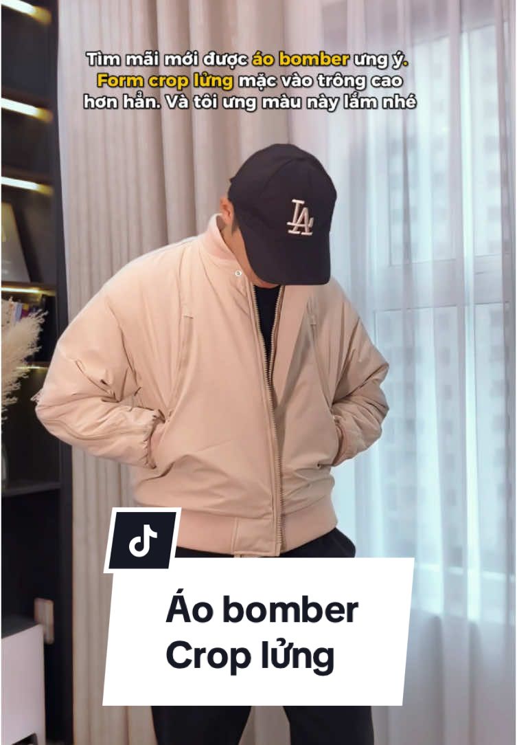 Tìm mãi mới được áo bomber ưng ý. Form crop lửng mặc vào trông caohơn hẳn. Tôi ưng màu này lắm #thanhnaulendo #bomber #aobomber 