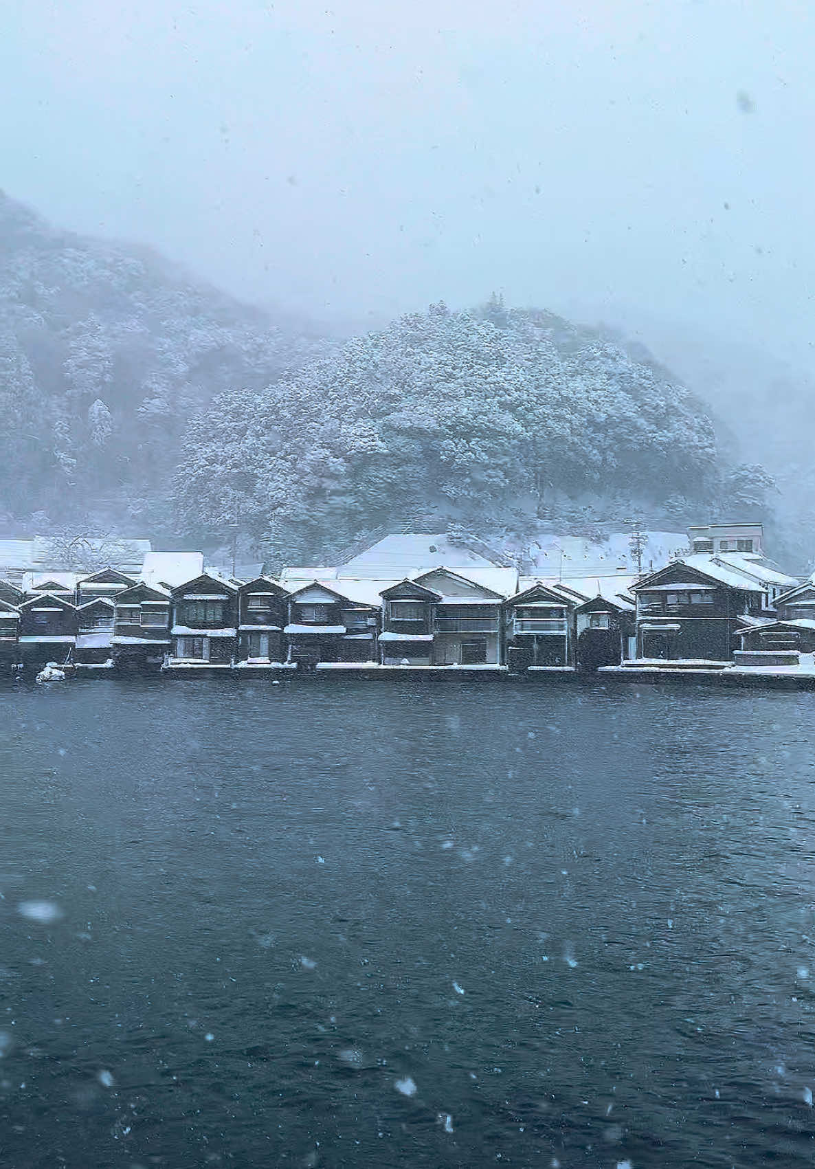 大雪に覆われた日本の街🇯🇵  Japanese city covered in heavy snow 📍京都「伊根の舟屋」🇯🇵 📍KYOTO「Funaya in Ine」🇯🇵 #japan #kyoto #funaya #ine #funayainine #iphone #🇯🇵  #日本 #京都 #京都府 #伊根の舟屋 #伊根の舟屋群 #絶景 #絶景を探す学生 #冬と春のホテルキャンペーン 