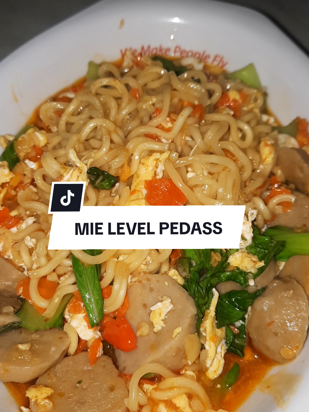 hujan begini, emang enak makan mie  level pedas nyemek gini yaak. 🤤 #mielevel #mienyemek #pedas #hot  #hujan #2025  #fyp #fypage #fypviralシ 