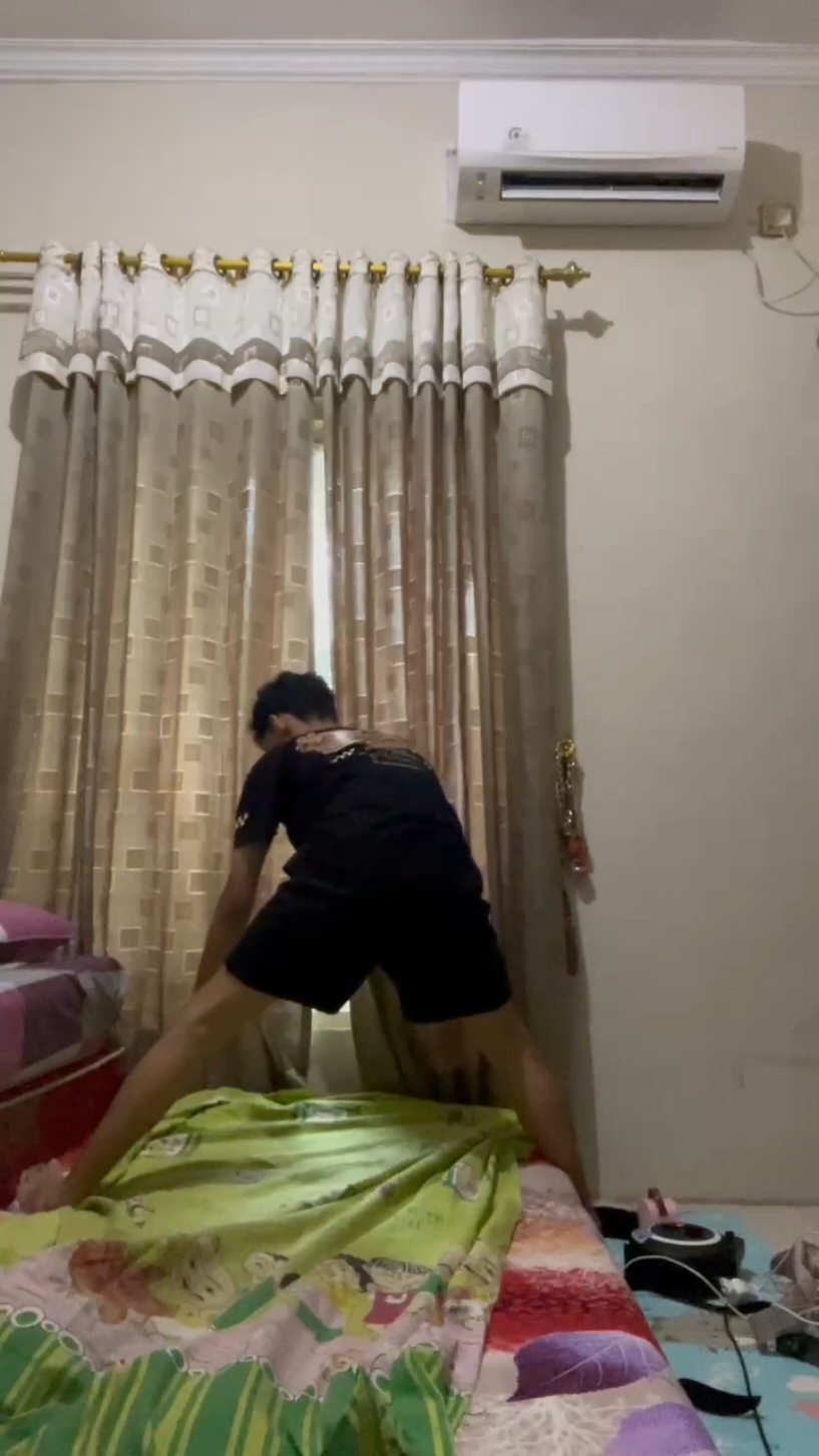 ganti sprei biar gak mimpi buruk 😅