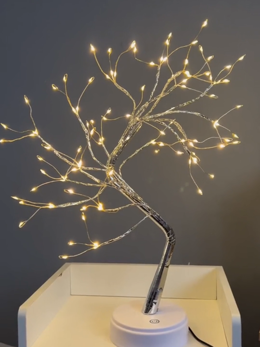 Transforme seu espaço com essa luminária incrível em formato de árvore de LED! 🌟✨ Um toque de elegância e modernidade para qualquer ambiente. #decoração #luminaria #ambienteaconchegante #decoration #fyp #arvore 