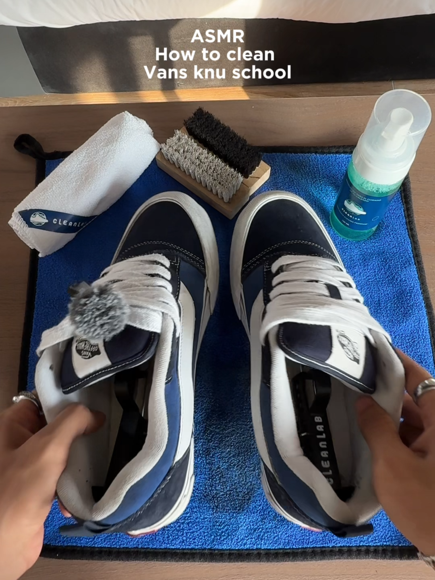 👟 ASMR: Cómo limpiar tus Vans Knu School 🧼✨ ¿Listos para transformar tus zapatillas? Con el Foam Pack, cuidar tu calzado nunca fue tan fácil: ✔️ Solución limpiadora de 150 ml. ✔️ Escobillas para todos los detalles. ✔️ Toalla de microfibra para ese toque final. 🌐 Encuentra el Foam Pack en: 🇵🇪 www.cleanlab.pe 🇨🇴 www.cleanlab.co #LimpiezaZapatillas #ASMR #Vans #FoamPack #CleanLab