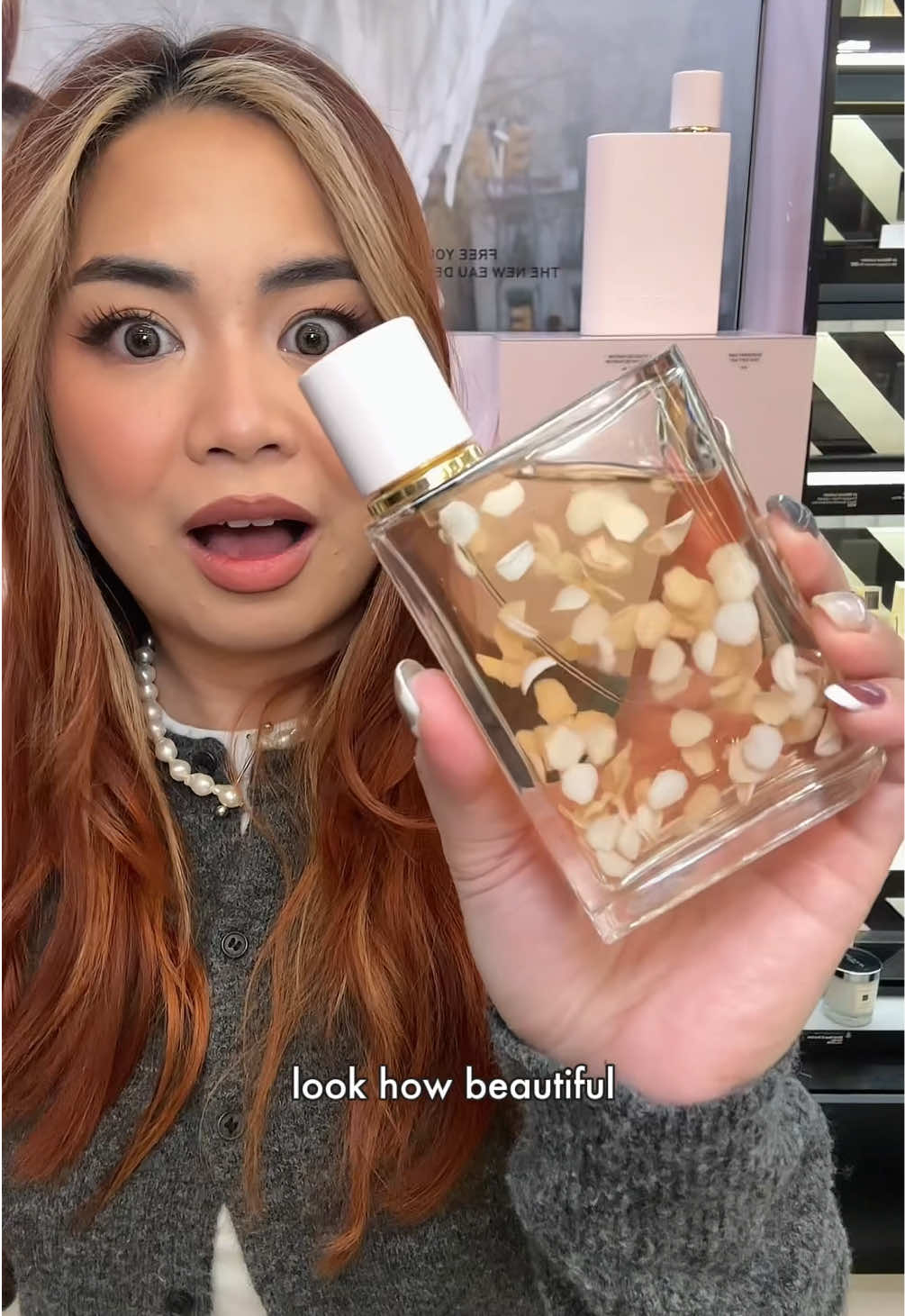 When the bottle looks as good as it smells. 😌🩷 @Burberry Her Eau de Parfum Petals  #perfumetiktok #sephora  