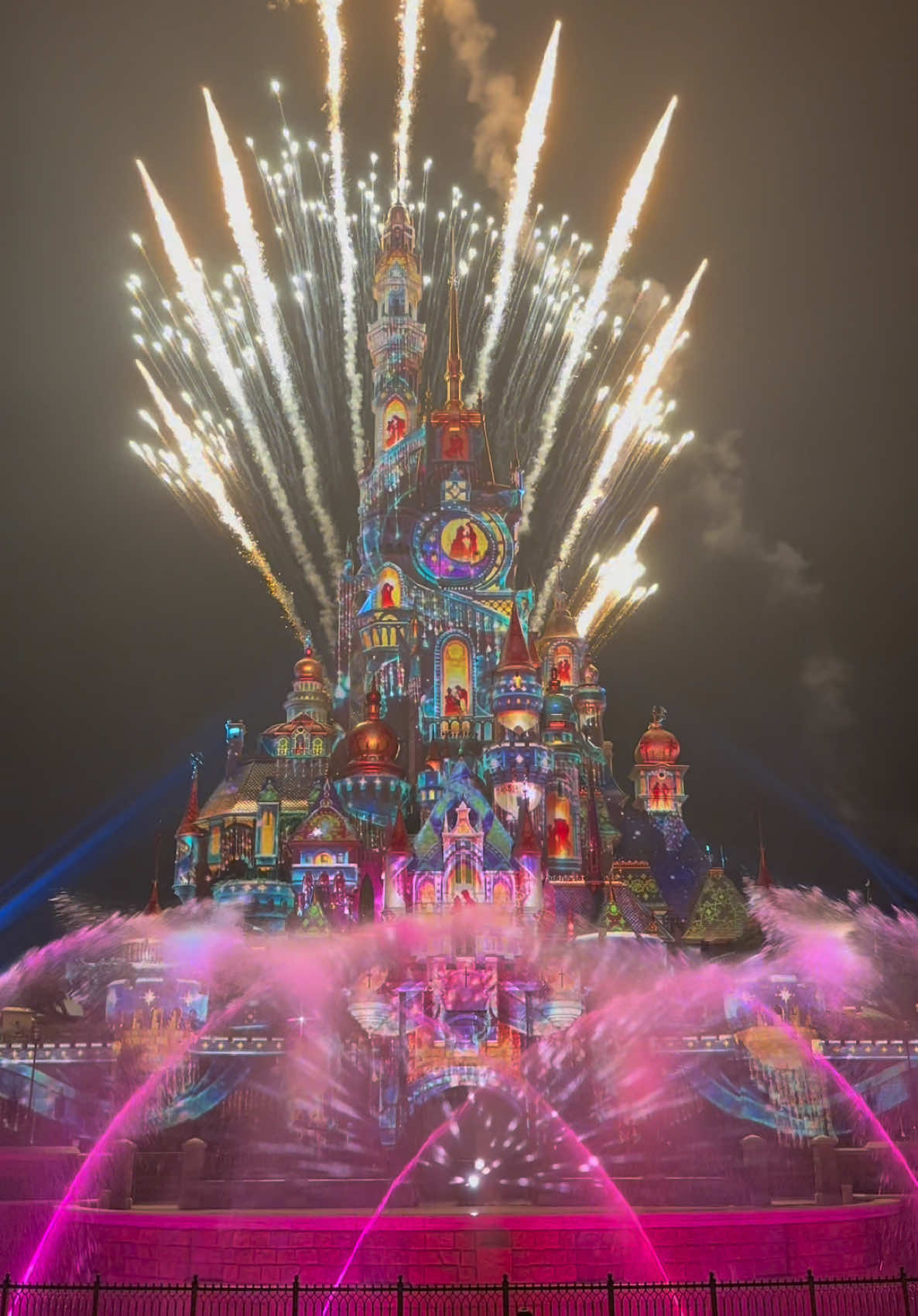 Having the privilege to see this upfront was a spectacular moment. 🎆🎇🏰✨ #disney #disneyland #hongkong #disneylandfireworks 