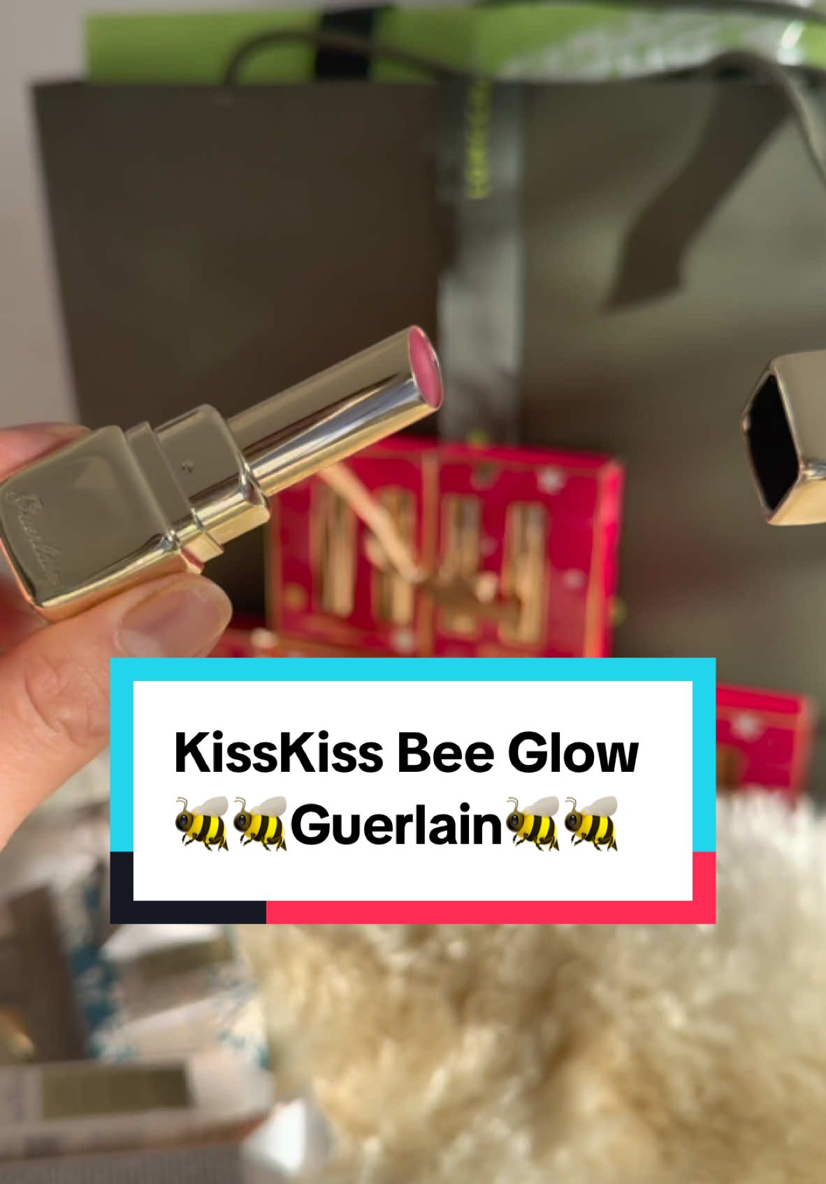 'Kisskiss bee Glow'  Thế nào là cây son xịn.? nghe tiếng đi là biết liền hen.bên ngoài mạ vàng sang trọng  bên trong chất son đương mềm mịn  💄💄Thêm 1 sự lựa chọn son dưỡng  nữa là  KISSKISS BEE GLOW nè. vỏ ngoài mạ vàng óng ánh sang lắm quý zị ơi. 💄💄Son dưỡng môi vs chiết xuất từ mật ong  hoàng  gia cho đôi môi căng mọng, tươi tắn mang lại cho đôi môi sự tươi mát và có tác dụng tái tạo. phục hồi môi đang bị bong tróc hanh khô do thời tiết.Sp có thể được sử dụng một mình hoặc áp dụng như một lớp sơn lót nè.#Guerlain#xuhuong 