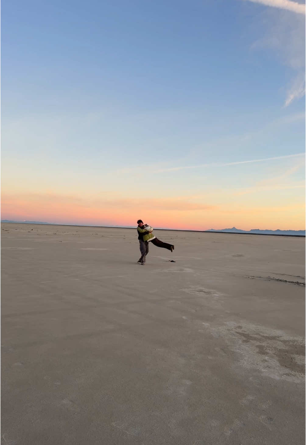 top of the morning #utah #saltflats #sunrise #gooutside 