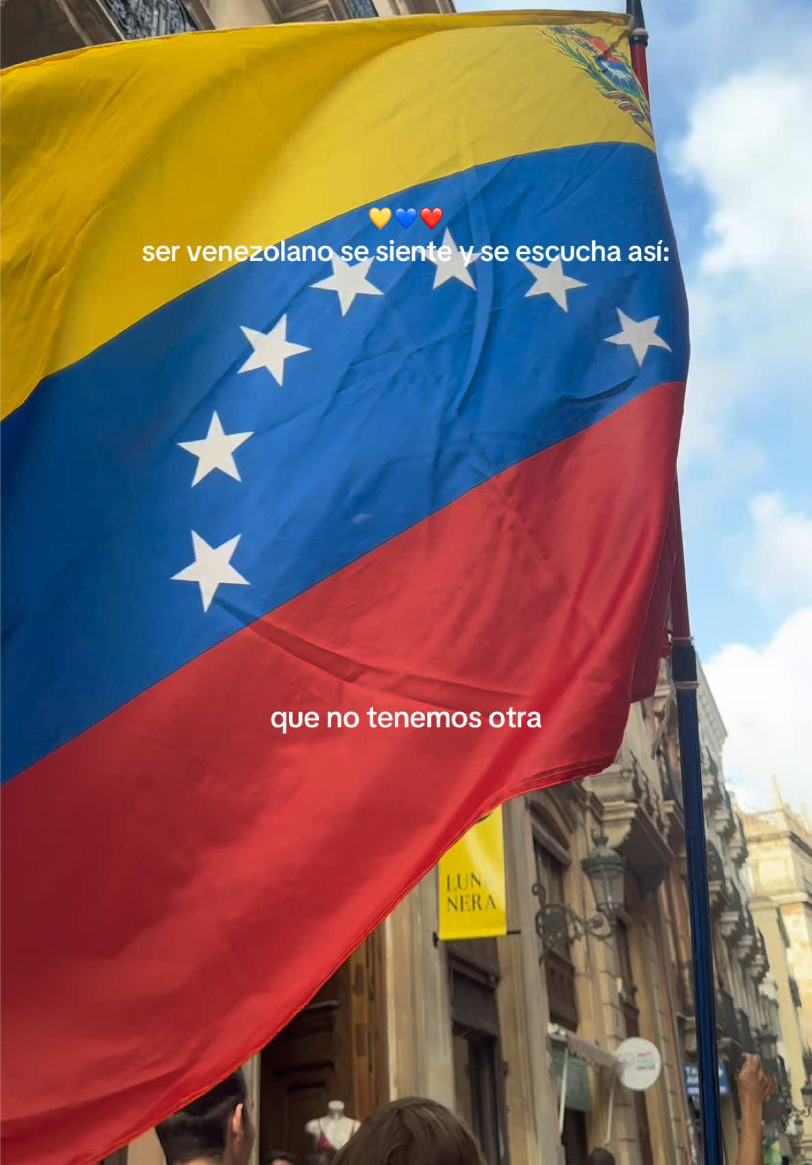 El venezolano y su mágica capacidad de poner buena cara al mal tiempo 🇻🇪✨  jamás cortarán nuestras raíces 💛💙❤️ #vzla #venezuela #venezuelalibre #🇻🇪  @DiegoqRamos 